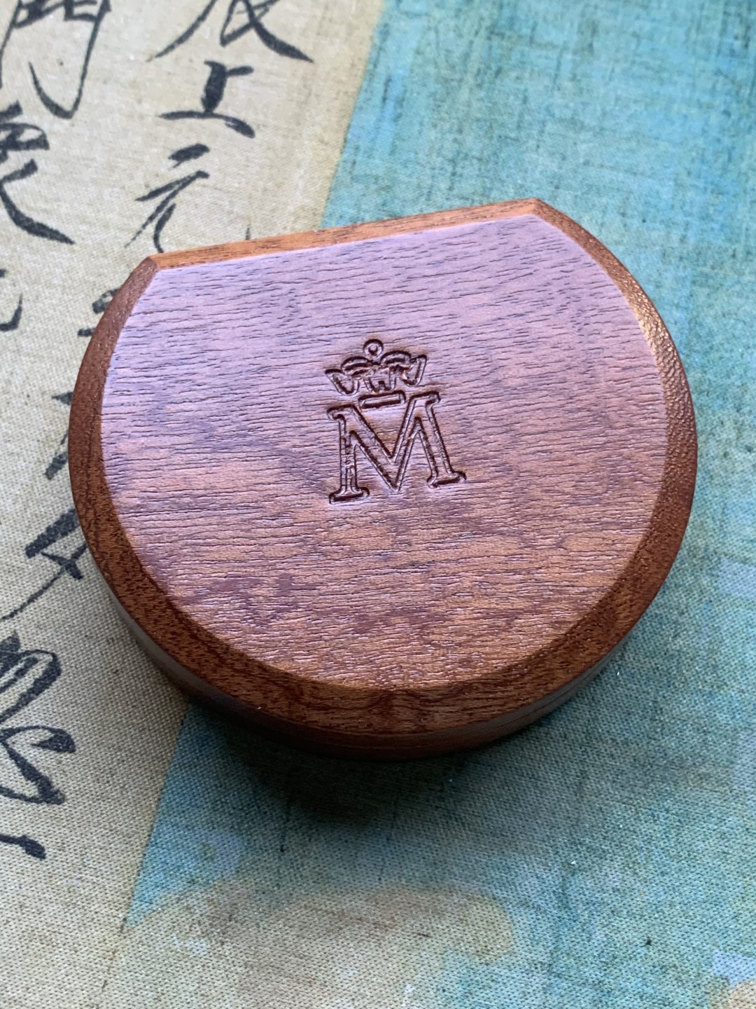 《竞宝斋》第97场-本周四 （满2件或者满200包顺丰） 原盒证书 西班牙1999年 千禧年纪念 1500比塞塔精制银币 八角形 稀少品种