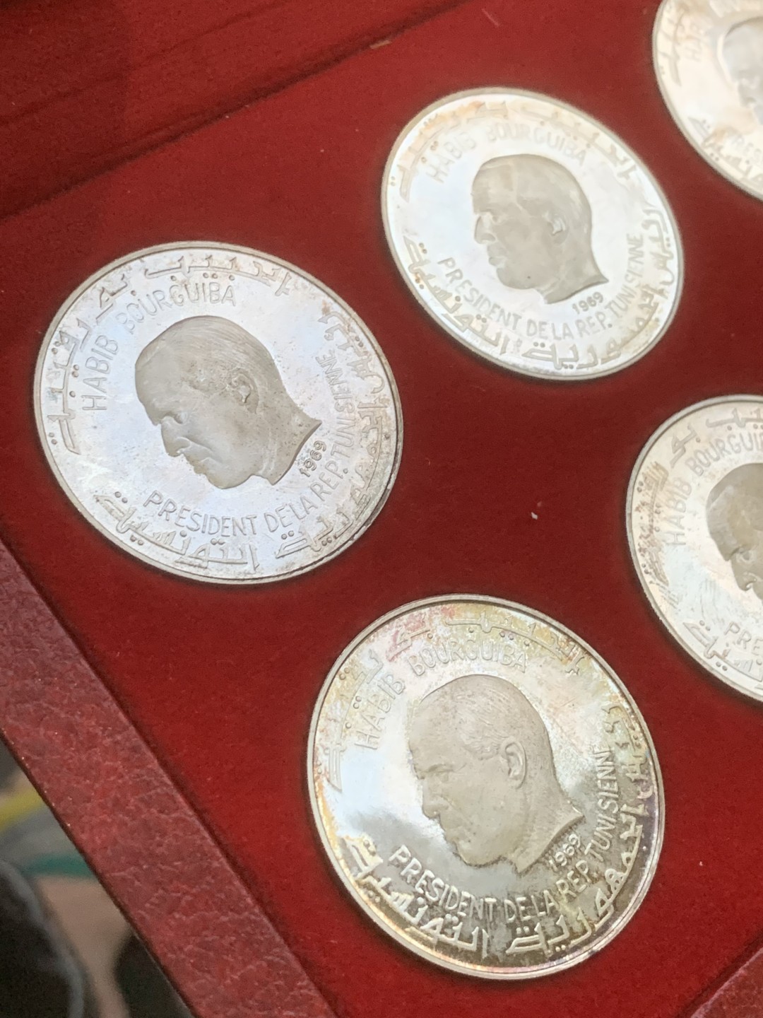 《竞宝斋》第97场-本周四 （满2件或者满200包顺丰） 大红盒 突尼斯1969年10枚1第纳尔精制大银币套装 疯涨的品种