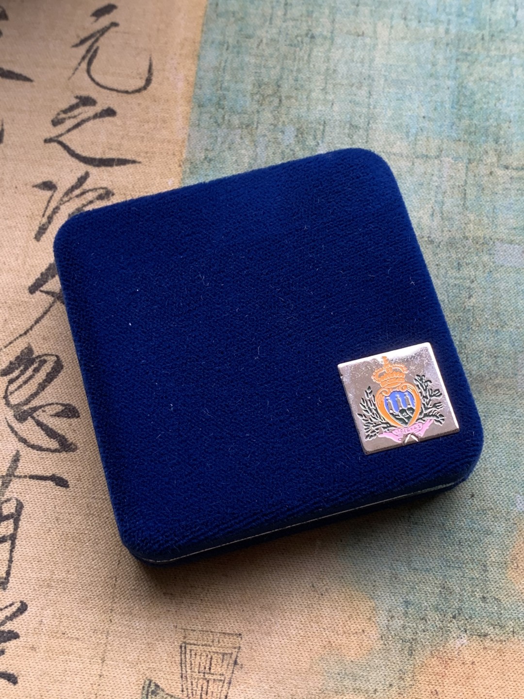 《竞宝斋》第97场-本周四 （满2件或者满200包顺丰） 原盒证书 圣马力诺1999年 10000里拉精制大银币 22克