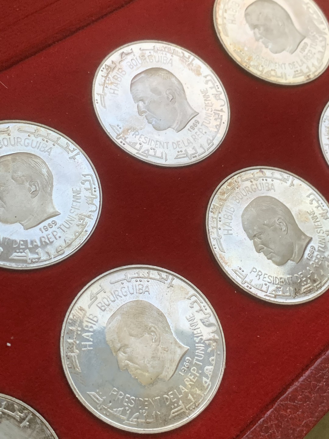 《竞宝斋》第97场-本周四 （满2件或者满200包顺丰） 大红盒 突尼斯1969年10枚1第纳尔精制大银币套装 疯涨的品种