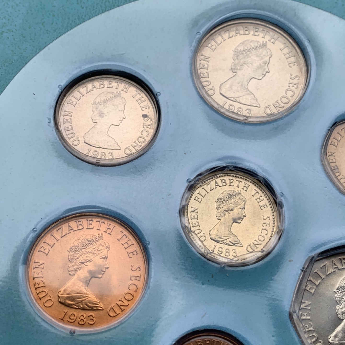 《竞宝斋》第97场-本周四 （满2件或者满200包顺丰） 英属杰西岛 1983年 七枚不同面值 最大的是一镑 封装套币