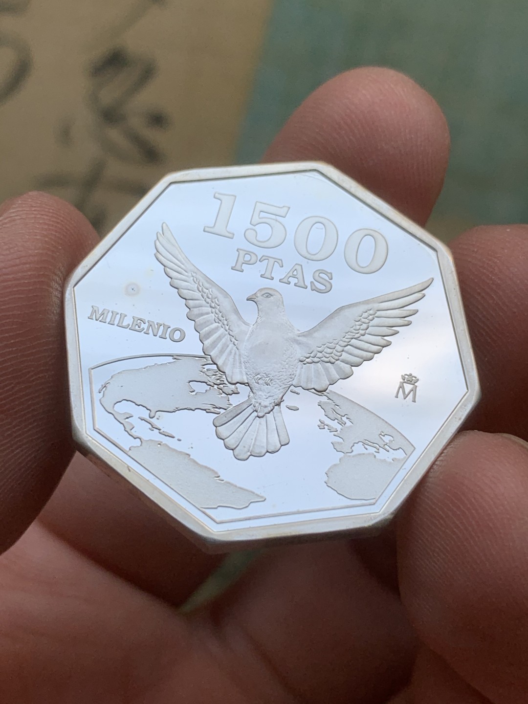 《竞宝斋》第97场-本周四 （满2件或者满200包顺丰） 原盒证书 西班牙 2000年 和平鸽 1500比塞塔精制银币 八角形 稀少