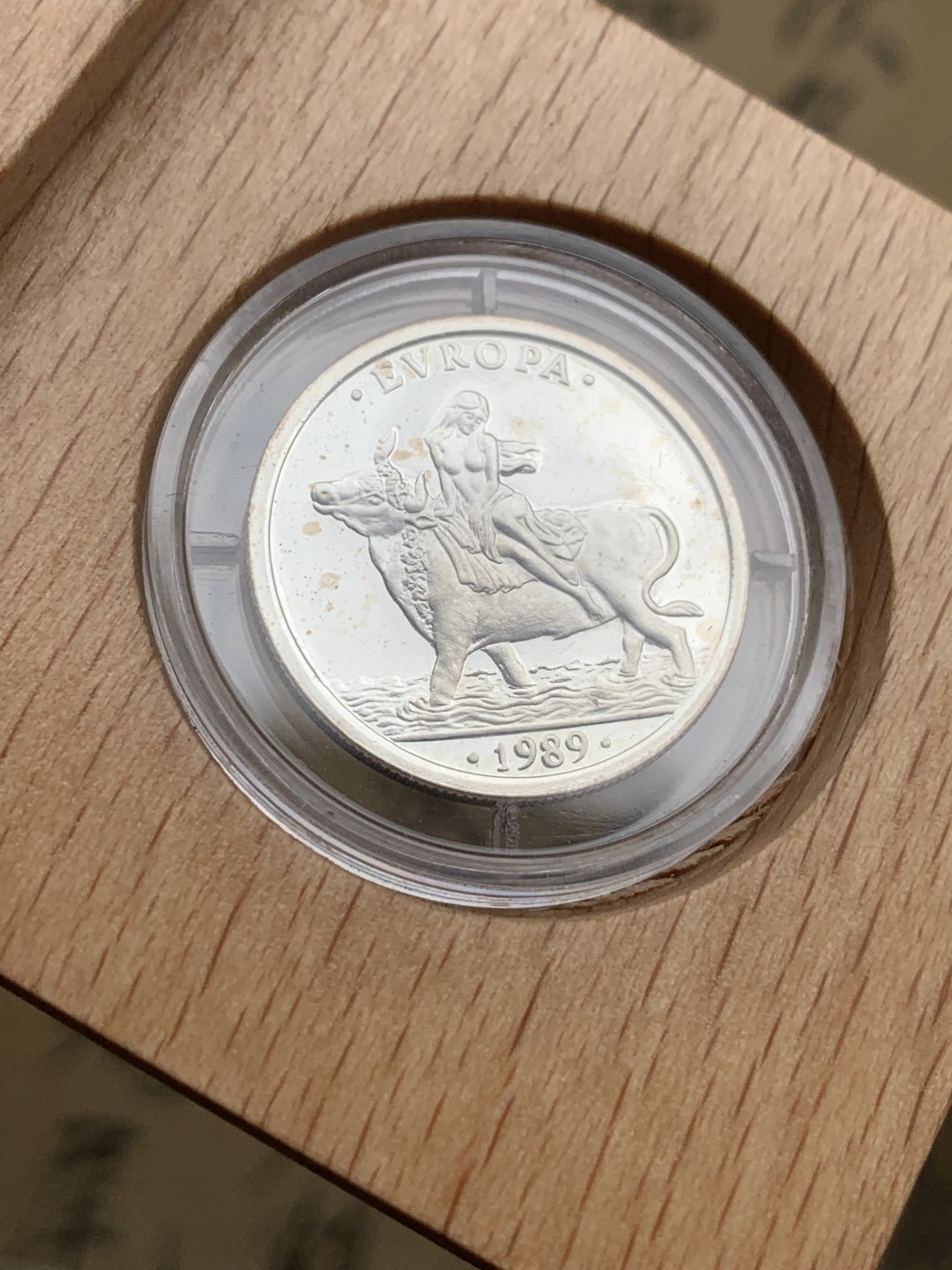 《竞宝斋》第97场-本周四 （满2件或者满200包顺丰） 原盒证书 西班牙1989年 骑牛 1ECU 精制银币 