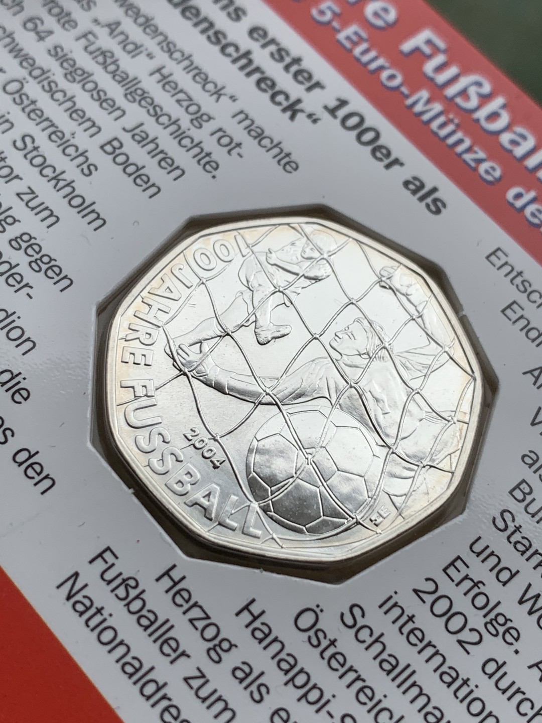《竞宝斋》第97场-本周四 （满2件或者满200包顺丰） 卡装奥地利2004年 5欧元足球百年纪念 银币
