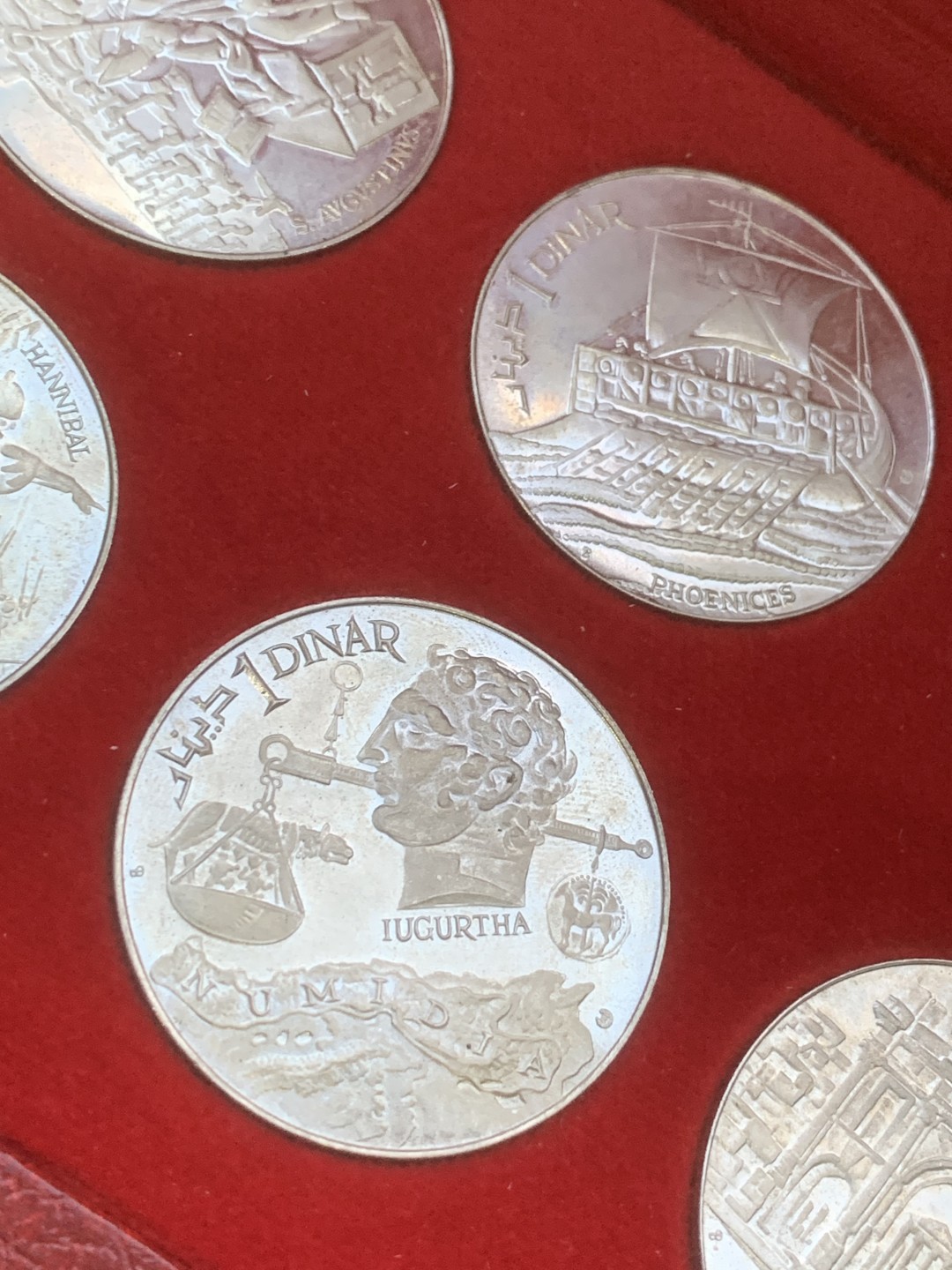 《竞宝斋》第97场-本周四 （满2件或者满200包顺丰） 大红盒 突尼斯1969年10枚1第纳尔精制大银币套装 疯涨的品种