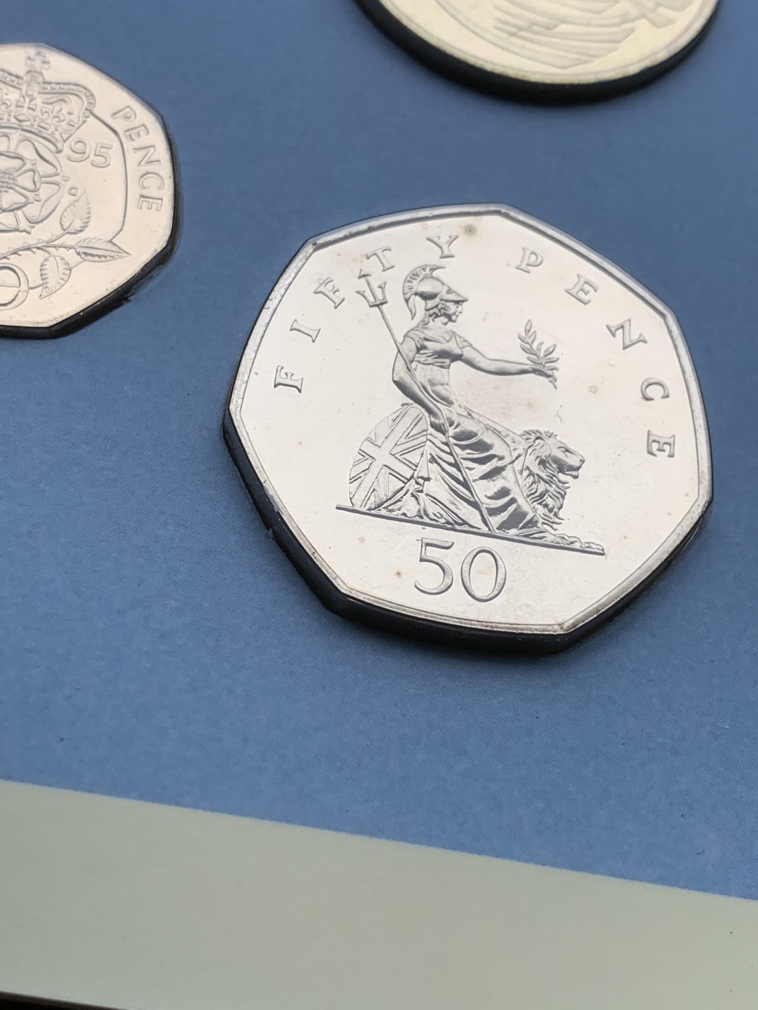 《竞宝斋》第97场-本周四 （满2件或者满200包顺丰） 英国 1995年 卡装 八枚套封装套币 最大面值2镑 比较少见