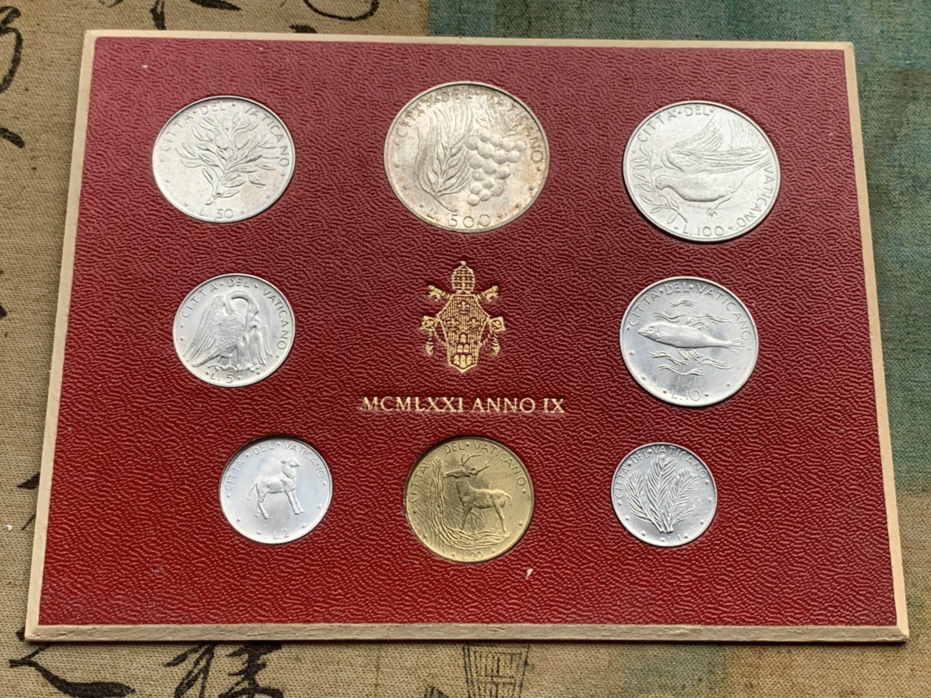 《竞宝斋》第97场-本周四 （满2件或者满200包顺丰） 卡装 梵蒂冈1971年 八枚套不同面值 其中500里拉葡萄是银币