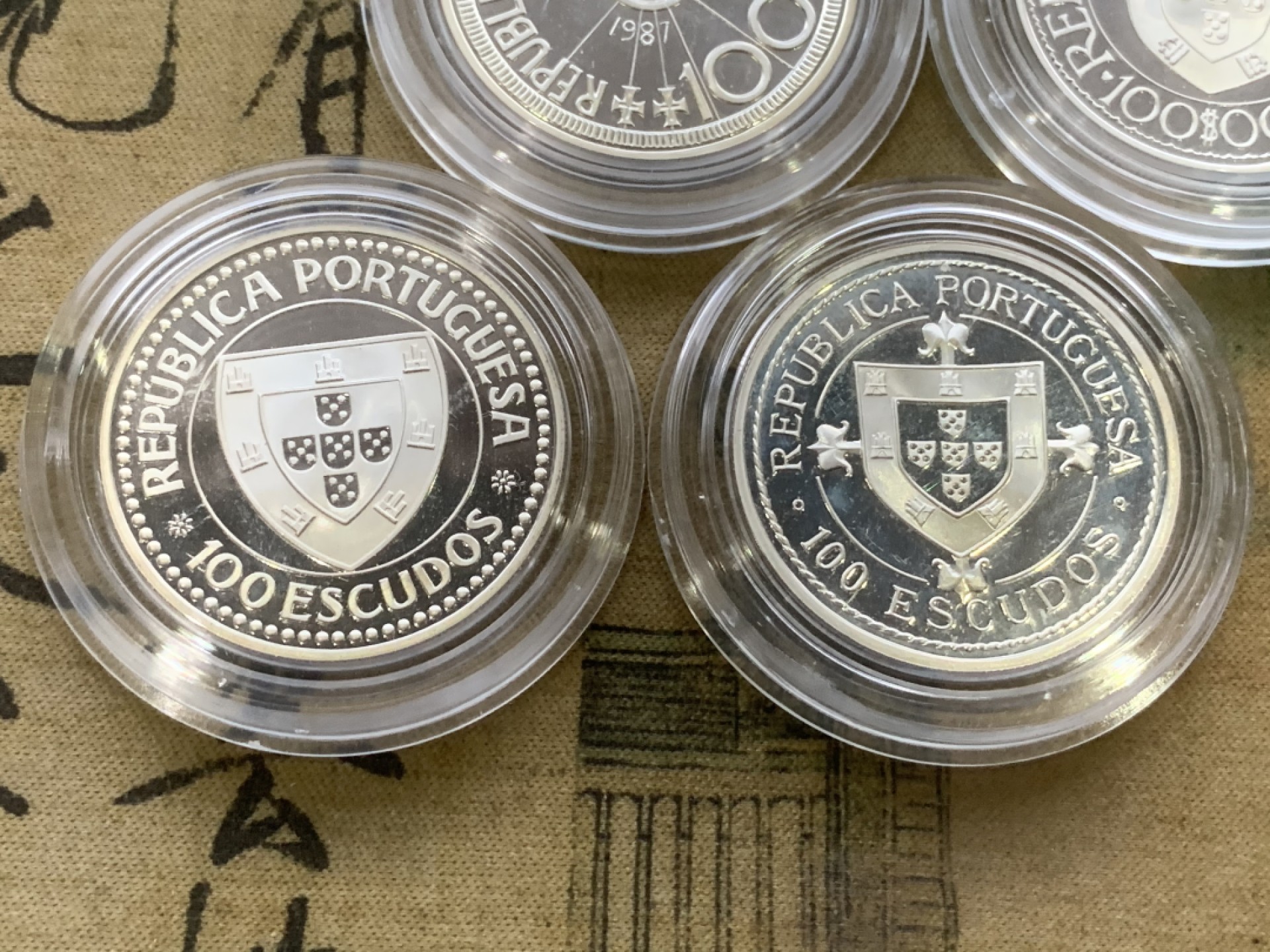 《竞宝斋》第97场-本周四 （满2件或者满200包顺丰） 	原盒证书 葡萄牙1988年 大航海系列 100埃斯库多精制大银币 4枚套