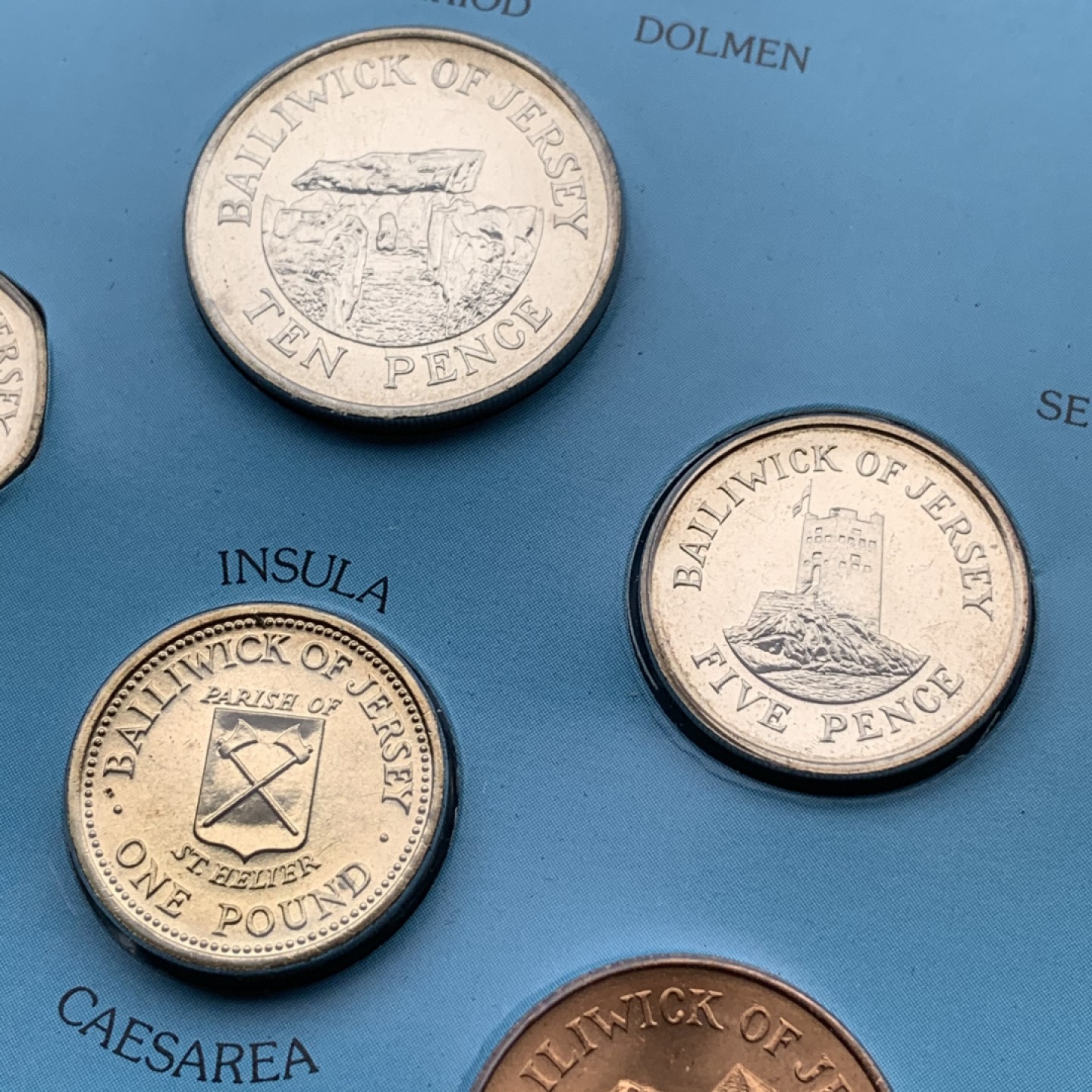 《竞宝斋》第97场-本周四 （满2件或者满200包顺丰） 英属杰西岛 1983年 七枚不同面值 最大的是一镑 封装套币