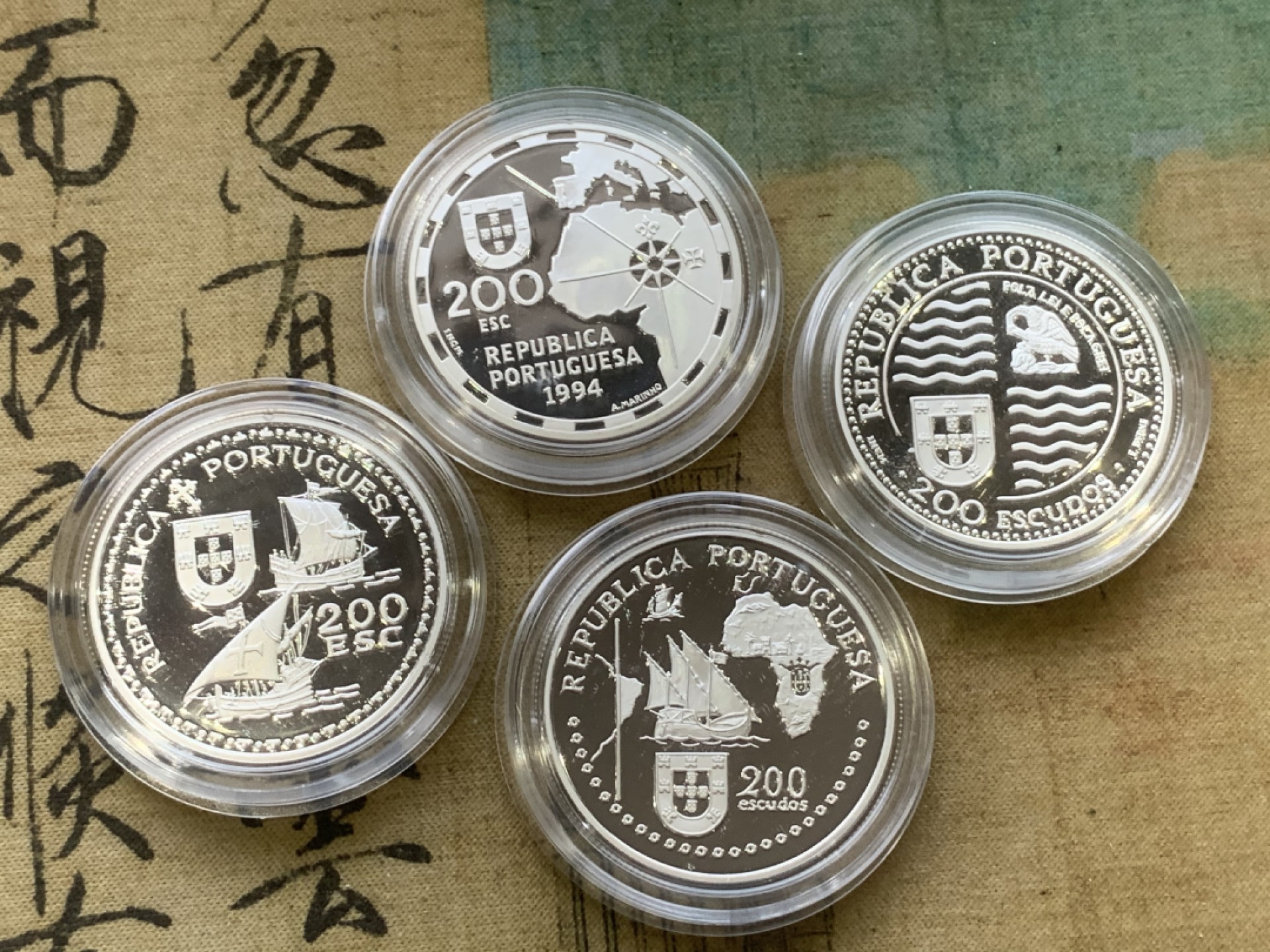 《竞宝斋》第97场-本周四 （满2件或者满200包顺丰） 原盒证书 葡萄牙1994年 发现新大陆系列 200埃斯库多精制大银币4枚套 非常漂亮