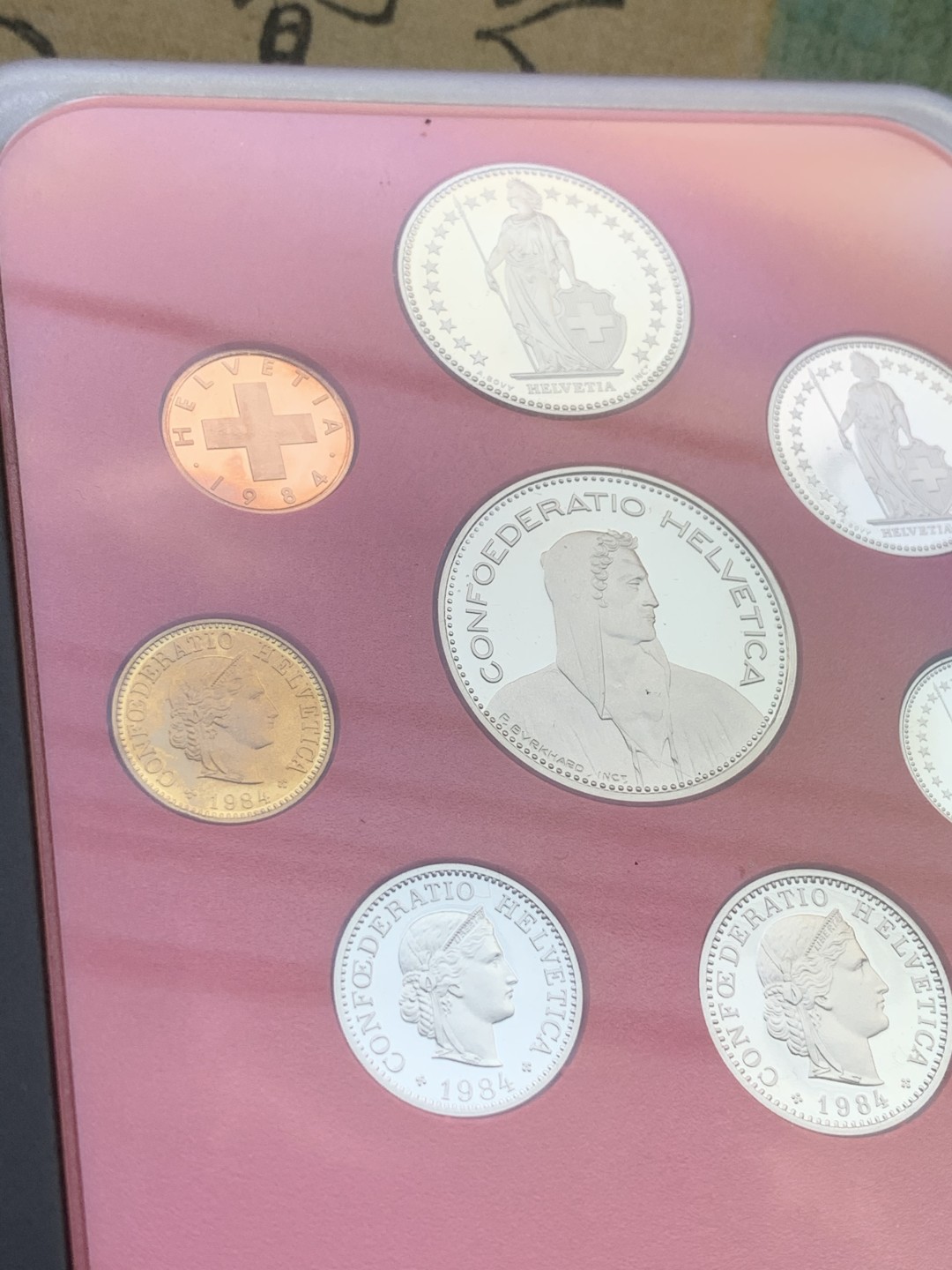 《竞宝斋》第97场-本周四 （满2件或者满200包顺丰） 封装 瑞士1984年 红本本八枚套 PROOF精制套币 少见