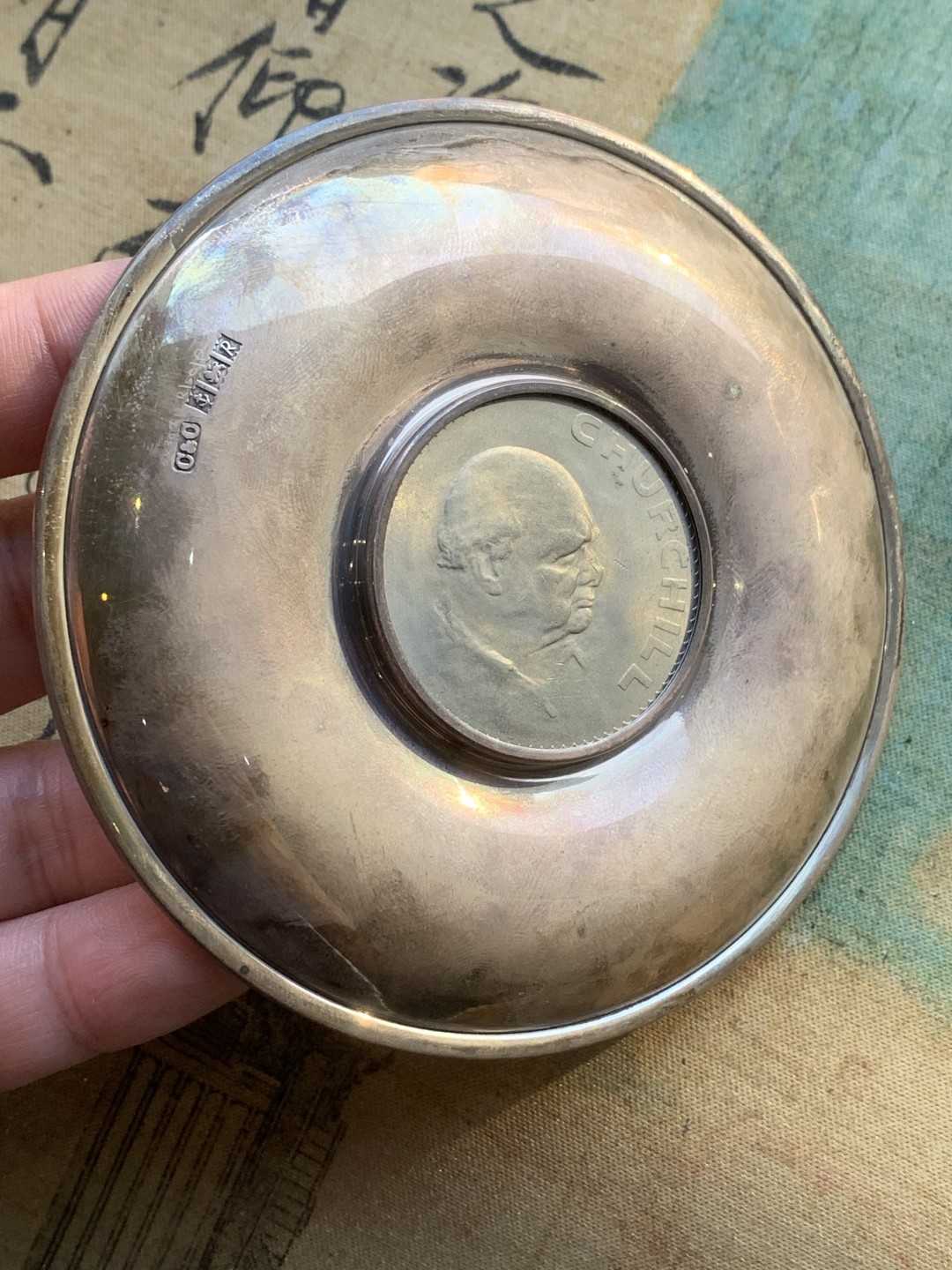 《竞宝斋》第97场-本周四 （满2件或者满200包顺丰） 英国1965年丘吉尔克朗 烟灰缸 镍币 外圈的不知道是什么材质
