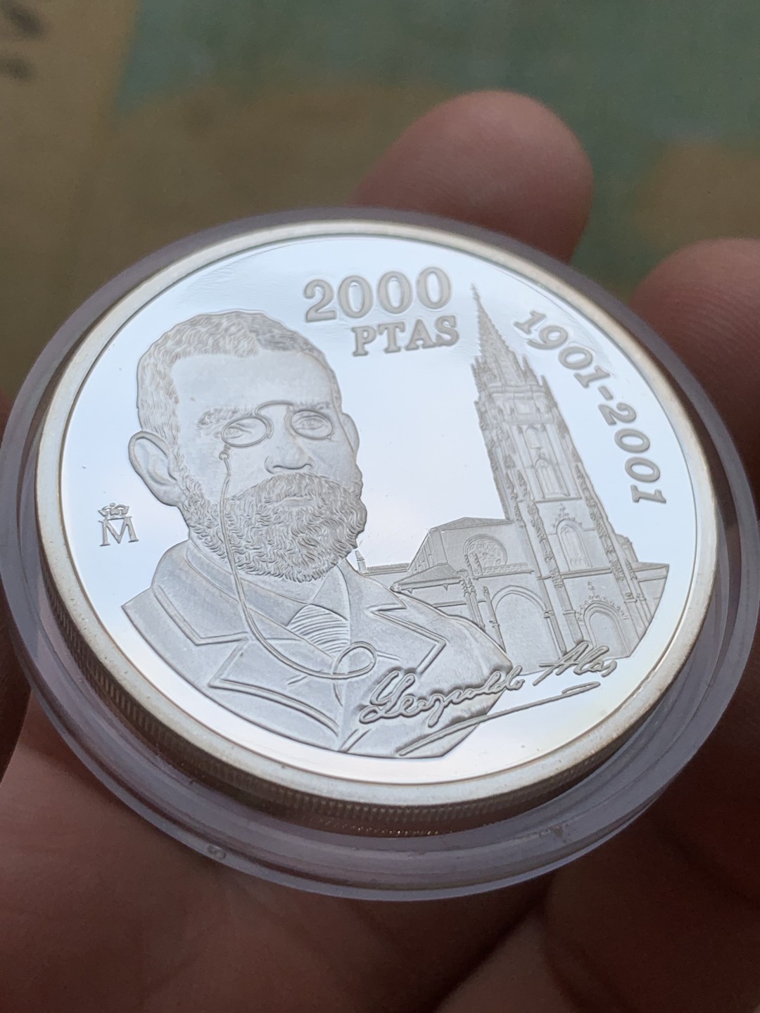 《竞宝斋》第97场-本周四 （满2件或者满200包顺丰） 原盒证书西班牙 2001年 小说家利奥波德阿拉斯百年诞辰纪念 2000比塞塔 精制大银币