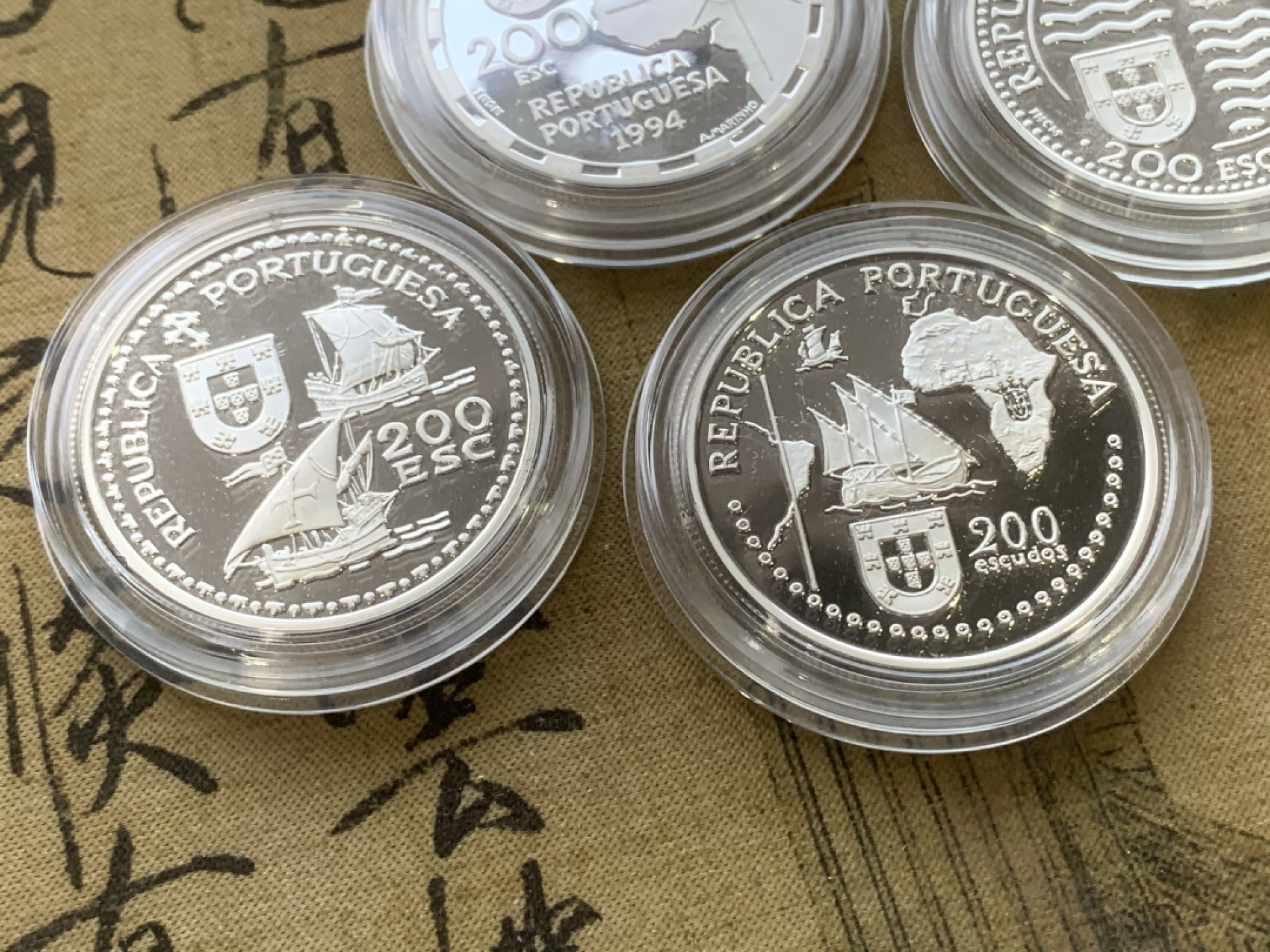 《竞宝斋》第97场-本周四 （满2件或者满200包顺丰） 原盒证书 葡萄牙1994年 发现新大陆系列 200埃斯库多精制大银币4枚套 非常漂亮