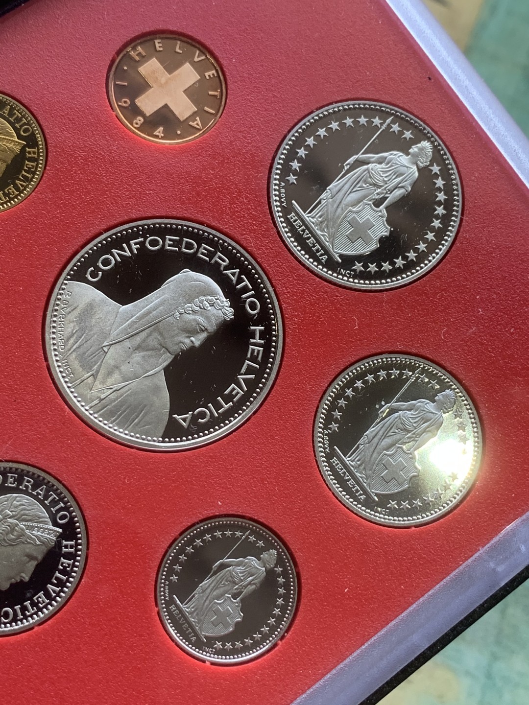 《竞宝斋》第97场-本周四 （满2件或者满200包顺丰） 封装 瑞士1984年 红本本八枚套 PROOF精制套币 少见