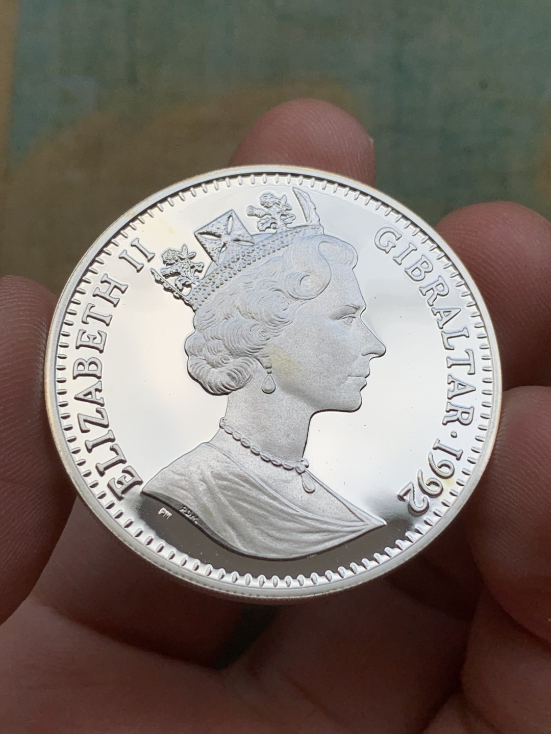 《竞宝斋》第97场-本周四 （满2件或者满200包顺丰） 红盒子带证书 直布罗陀1992年 25镑/35ECUS 骑士 精制大银币28.28克