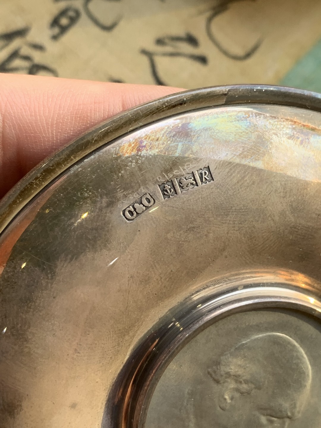 《竞宝斋》第97场-本周四 （满2件或者满200包顺丰） 英国1965年丘吉尔克朗 烟灰缸 镍币 外圈的不知道是什么材质