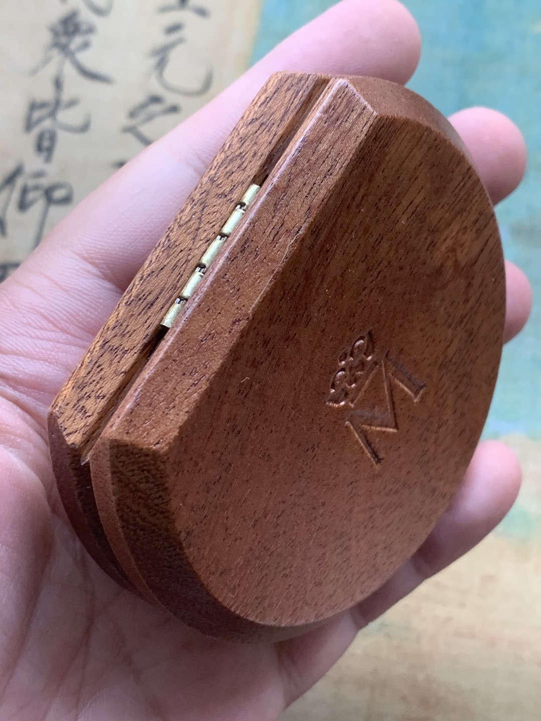 《竞宝斋》第97场-本周四 （满2件或者满200包顺丰） 原盒证书 西班牙 2000年 和平鸽 1500比塞塔精制银币 八角形 稀少