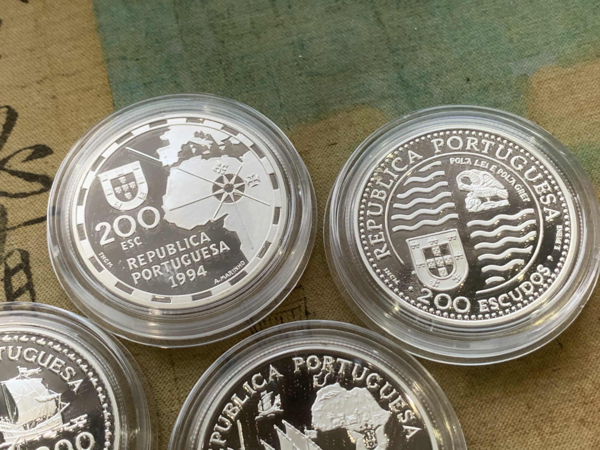 《竞宝斋》第97场-本周四 （满2件或者满200包顺丰） 原盒证书 葡萄牙1994年 发现新大陆系列 200埃斯库多精制大银币4枚套 非常漂亮
