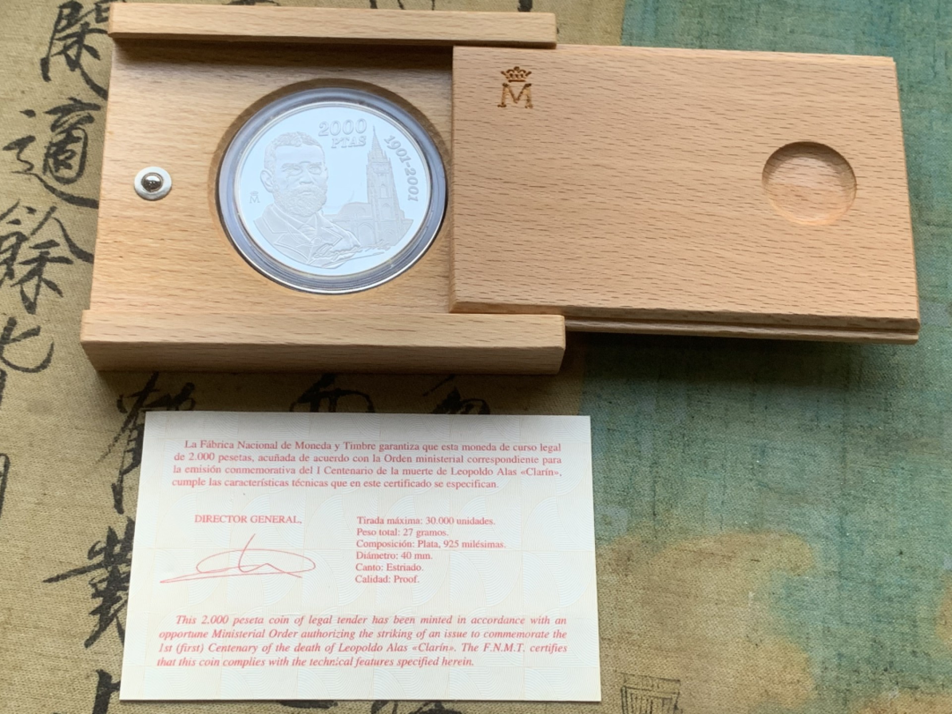 《竞宝斋》第97场-本周四 （满2件或者满200包顺丰） 原盒证书西班牙 2001年 小说家利奥波德阿拉斯百年诞辰纪念 2000比塞塔 精制大银币