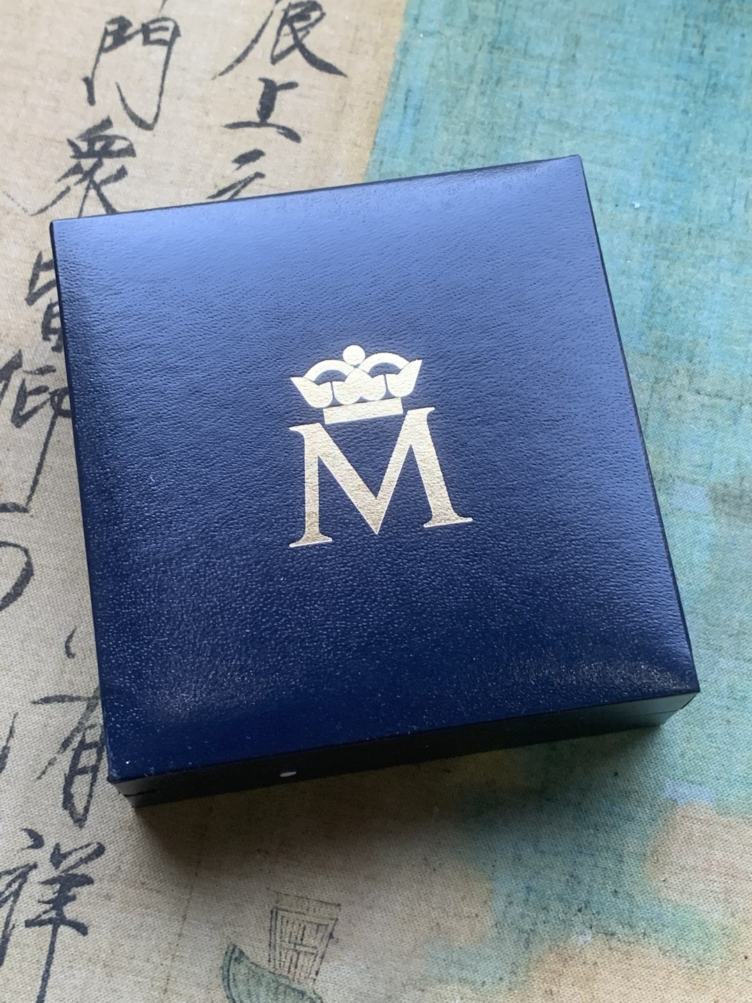 《竞宝斋》第97场-本周四 （满2件或者满200包顺丰） 原盒证书西班牙2002年 诗人塞努达百年纪念 10欧元精制大银币