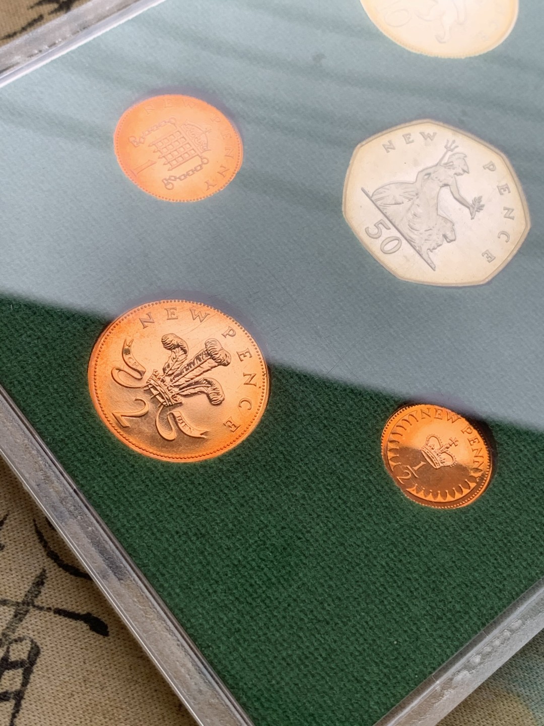 《竞宝斋》第97场-本周四 （满2件或者满200包顺丰） 英国 1975年 六枚套+一枚章 封装精制币 不同面值 标签可以看到老外50英镑买进