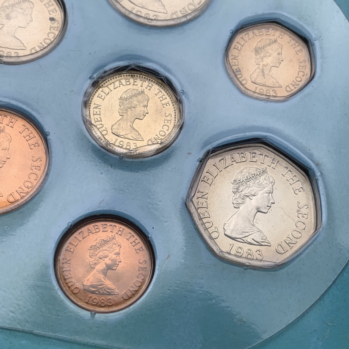 《竞宝斋》第97场-本周四 （满2件或者满200包顺丰） 英属杰西岛 1983年 七枚不同面值 最大的是一镑 封装套币