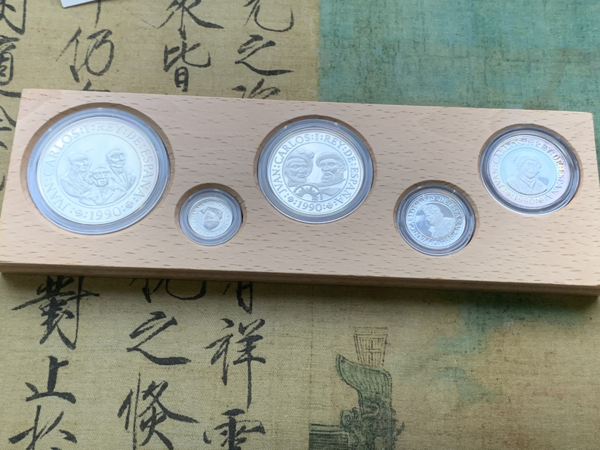 《竞宝斋》第97场-本周四 （满2件或者满200包顺丰） 原盒证书 西班牙1990年 发现美洲新大陆500周年纪念一组5枚银币 非常漂亮