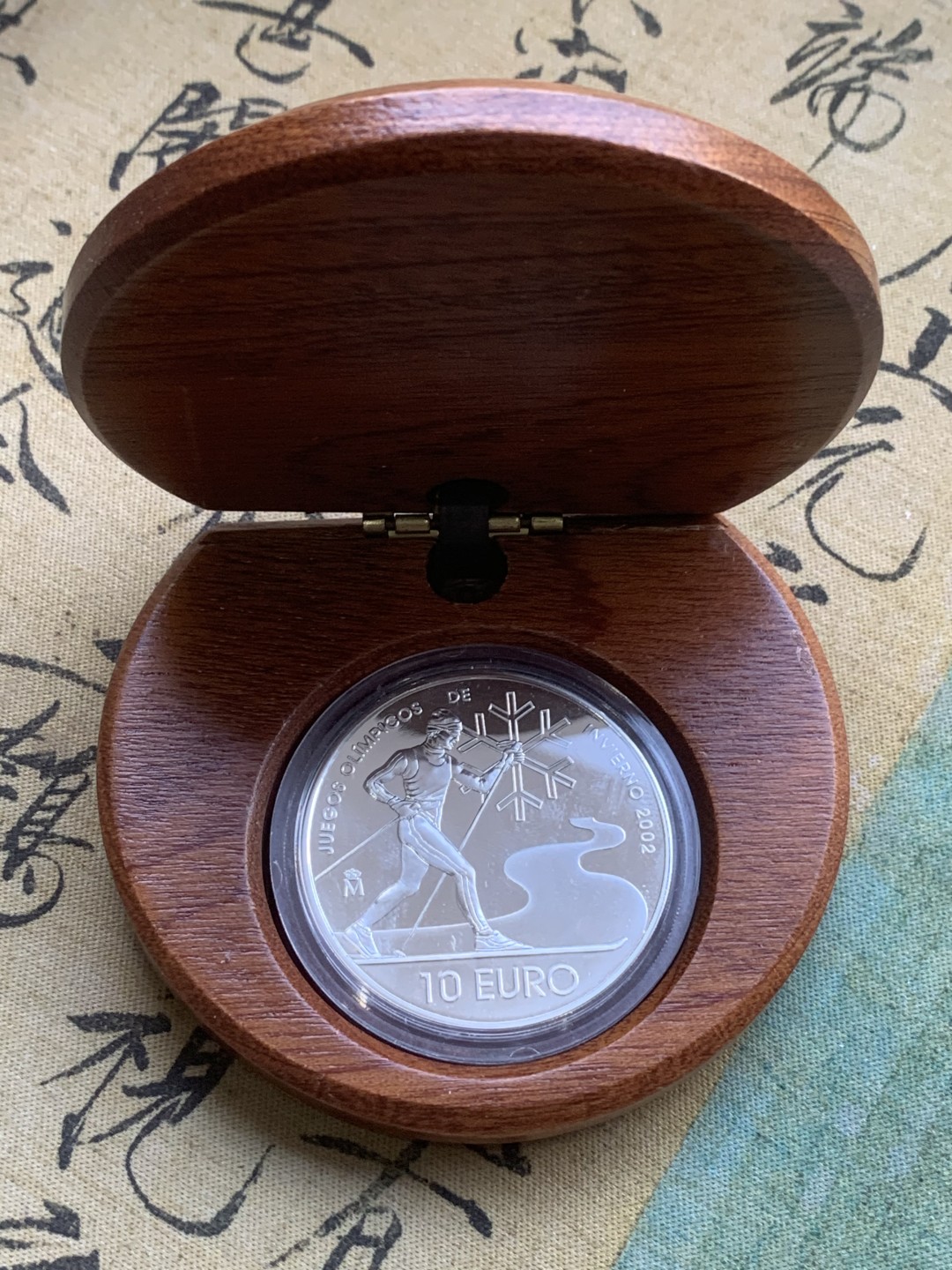 《竞宝斋》第97场-本周四 （满2件或者满200包顺丰） 原盒证书 西班牙2002年 冬奥会滑雪 10欧元 精制大银币