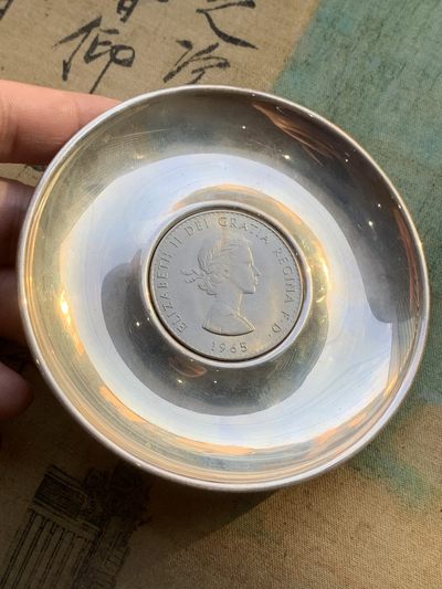 《竞宝斋》第97场-本周四 （满2件或者满200包顺丰） - 英国1965年丘吉尔克朗 烟灰缸 镍币 外圈的不知道是什么材质