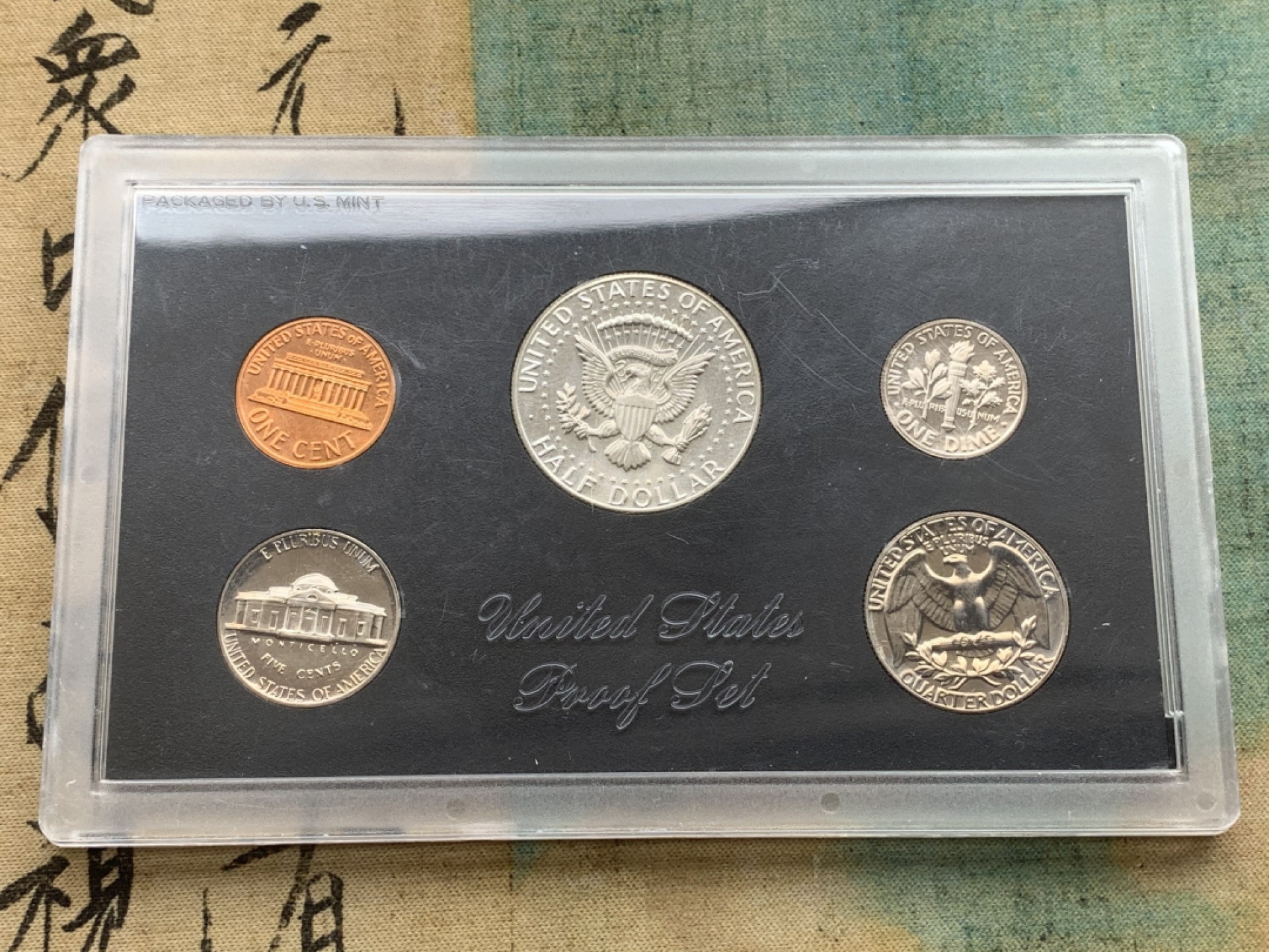 《竞宝斋》第97场-本周四 （满2件或者满200包顺丰） PROOF封装 美国1970-S年 五枚装套币 其中最大肯尼迪半圆是精制银币