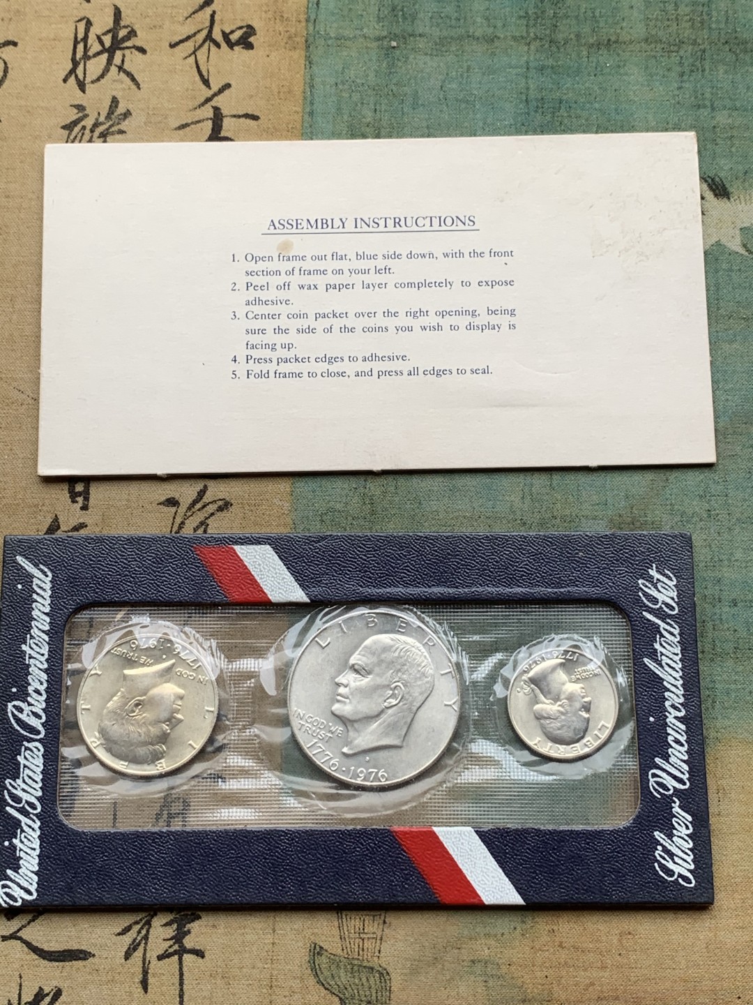 《竞宝斋》第97场-本周四 （满2件或者满200包顺丰） 造币厂封装封装 美国1976-S年 全银币普制3枚一组 带证书和红色外壳 非常少见