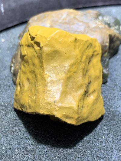 精美新疆黄泥石原石把件（镇纸，摆件） 一块， - 精美新疆黄泥石原石把件（镇纸，摆件） 一块，