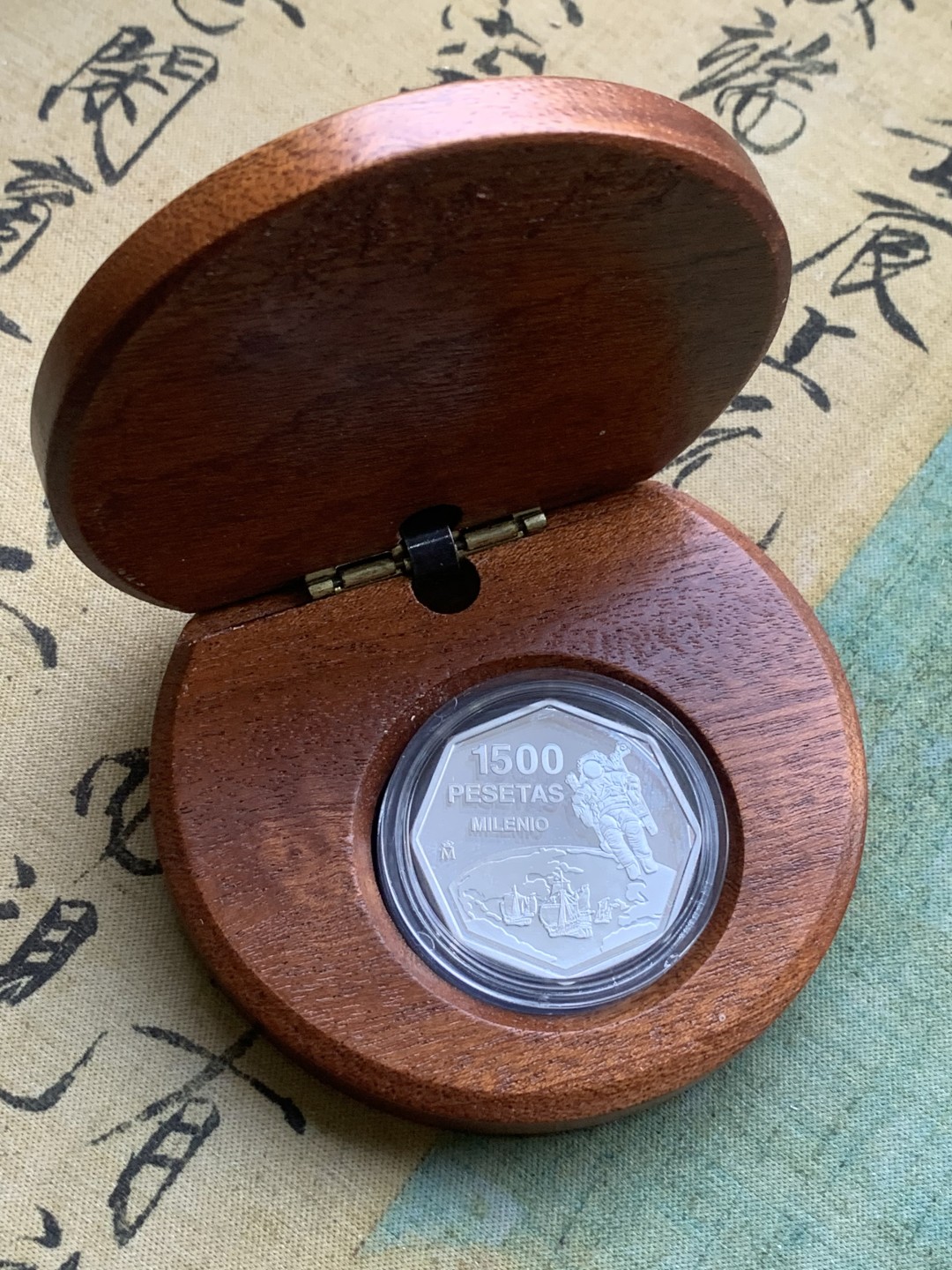 《竞宝斋》第97场-本周四 （满2件或者满200包顺丰） 原盒证书 西班牙1999年 千禧年纪念 1500比塞塔精制银币 八角形 稀少品种