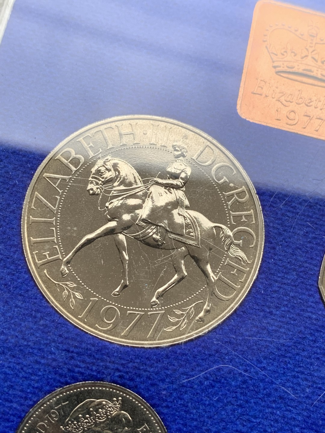 《竞宝斋》第97场-本周四 （满2件或者满200包顺丰） 英国 1977年 七枚套+一枚章 封装精制币 有克朗型大币 完美状态