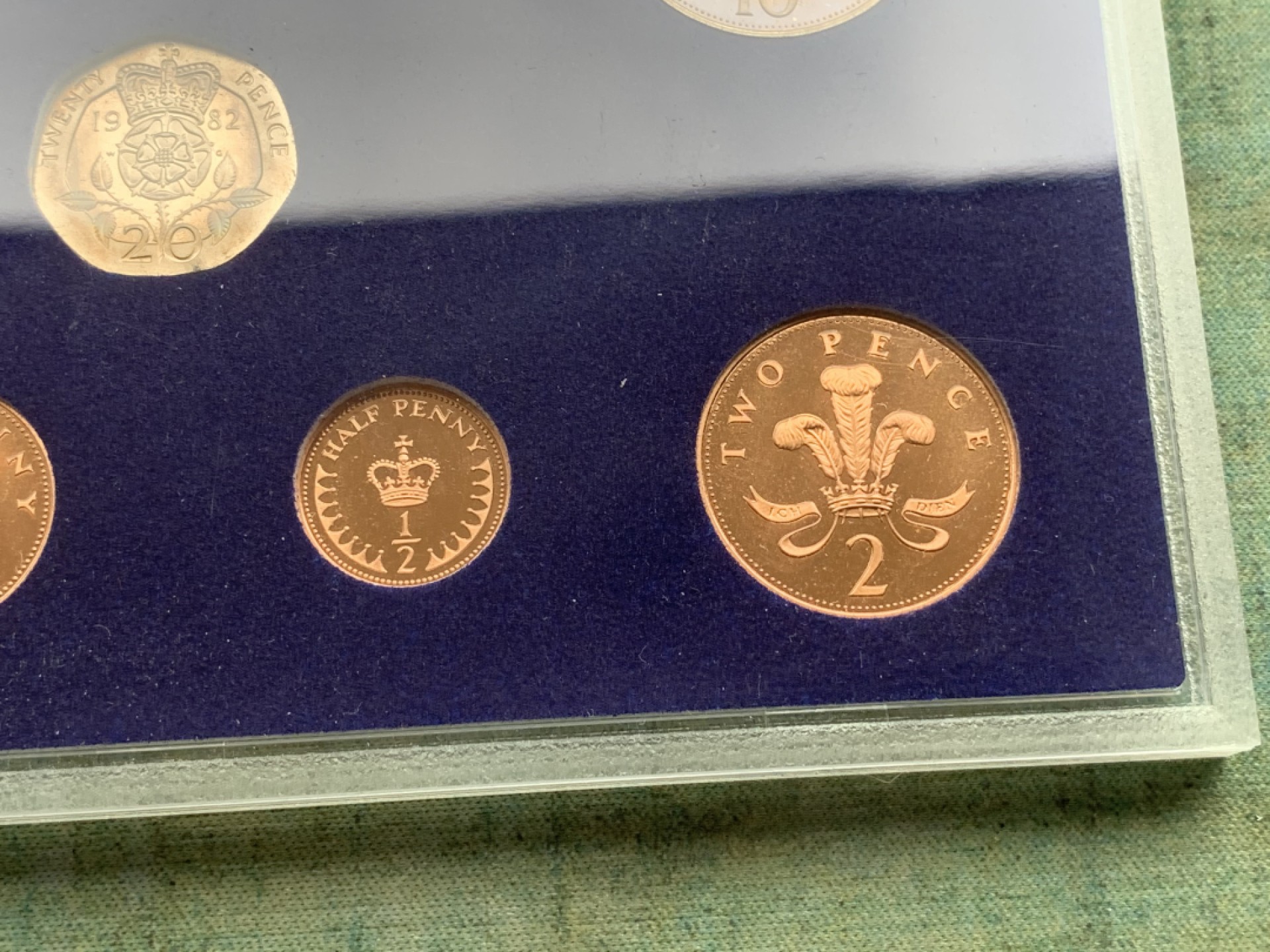 《竞宝斋》第97场-本周四 （满2件或者满200包顺丰） 英国 1982年 七枚套+一枚章 封装精制币 不同面值 完美状态