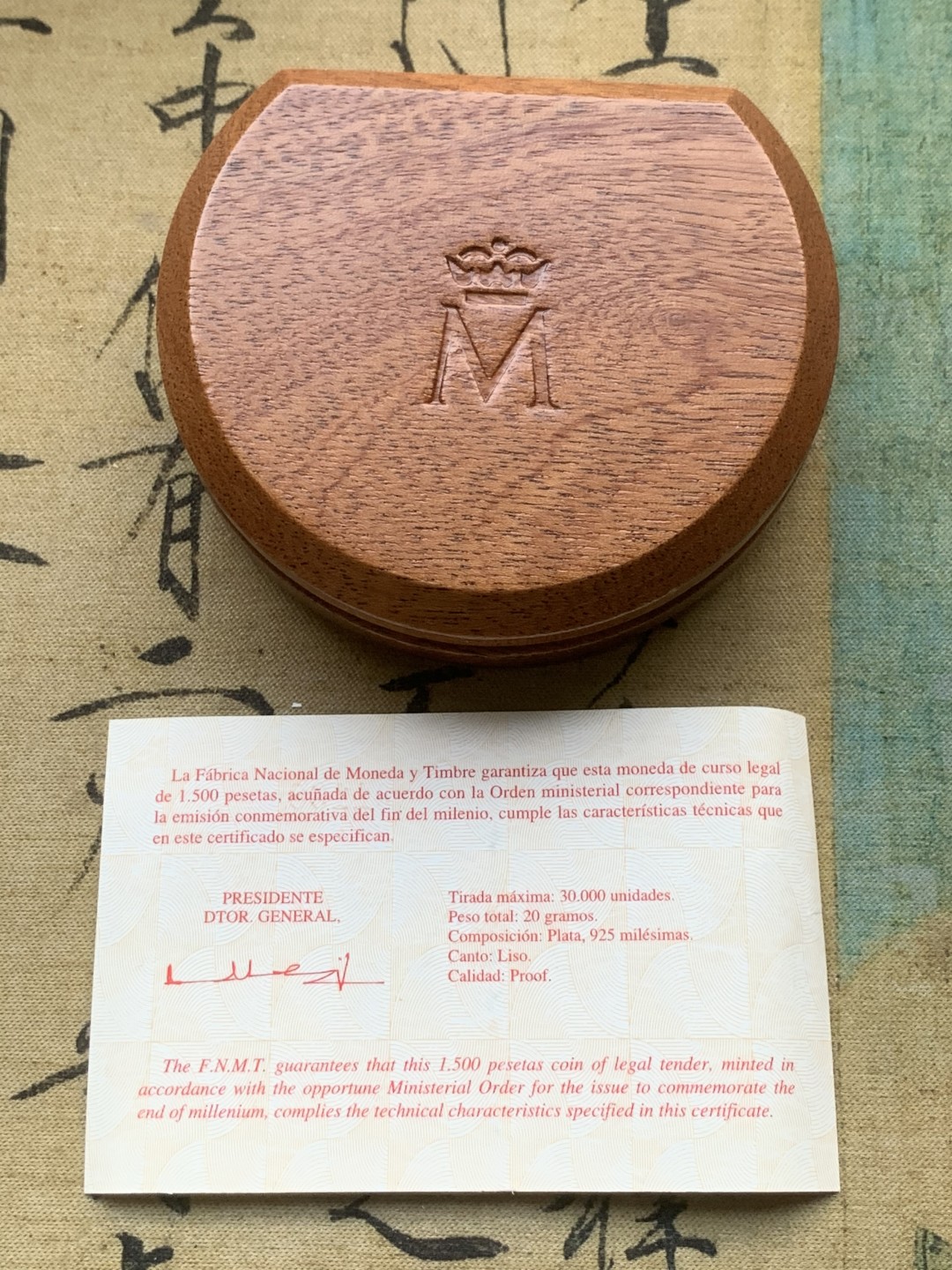 《竞宝斋》第97场-本周四 （满2件或者满200包顺丰） 原盒证书 西班牙 2000年 和平鸽 1500比塞塔精制银币 八角形 稀少