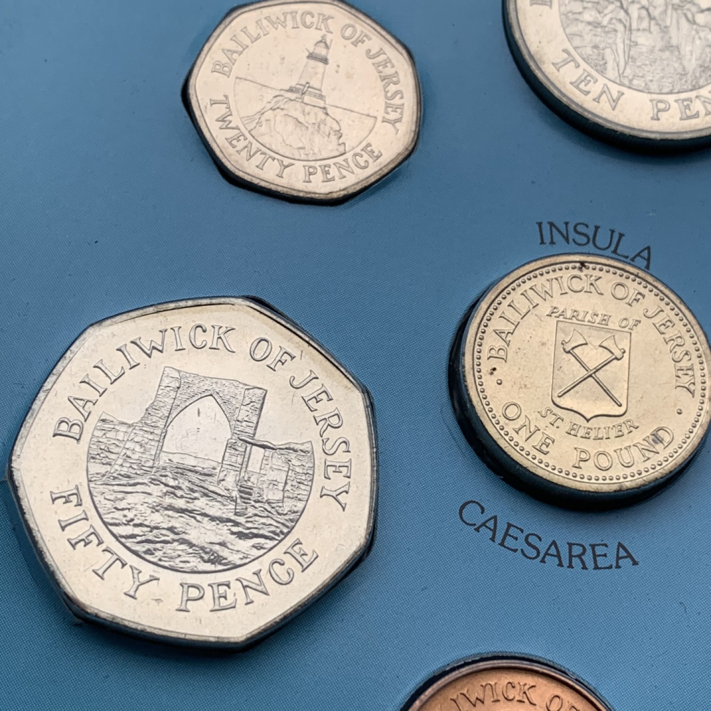 《竞宝斋》第97场-本周四 （满2件或者满200包顺丰） 英属杰西岛 1983年 七枚不同面值 最大的是一镑 封装套币