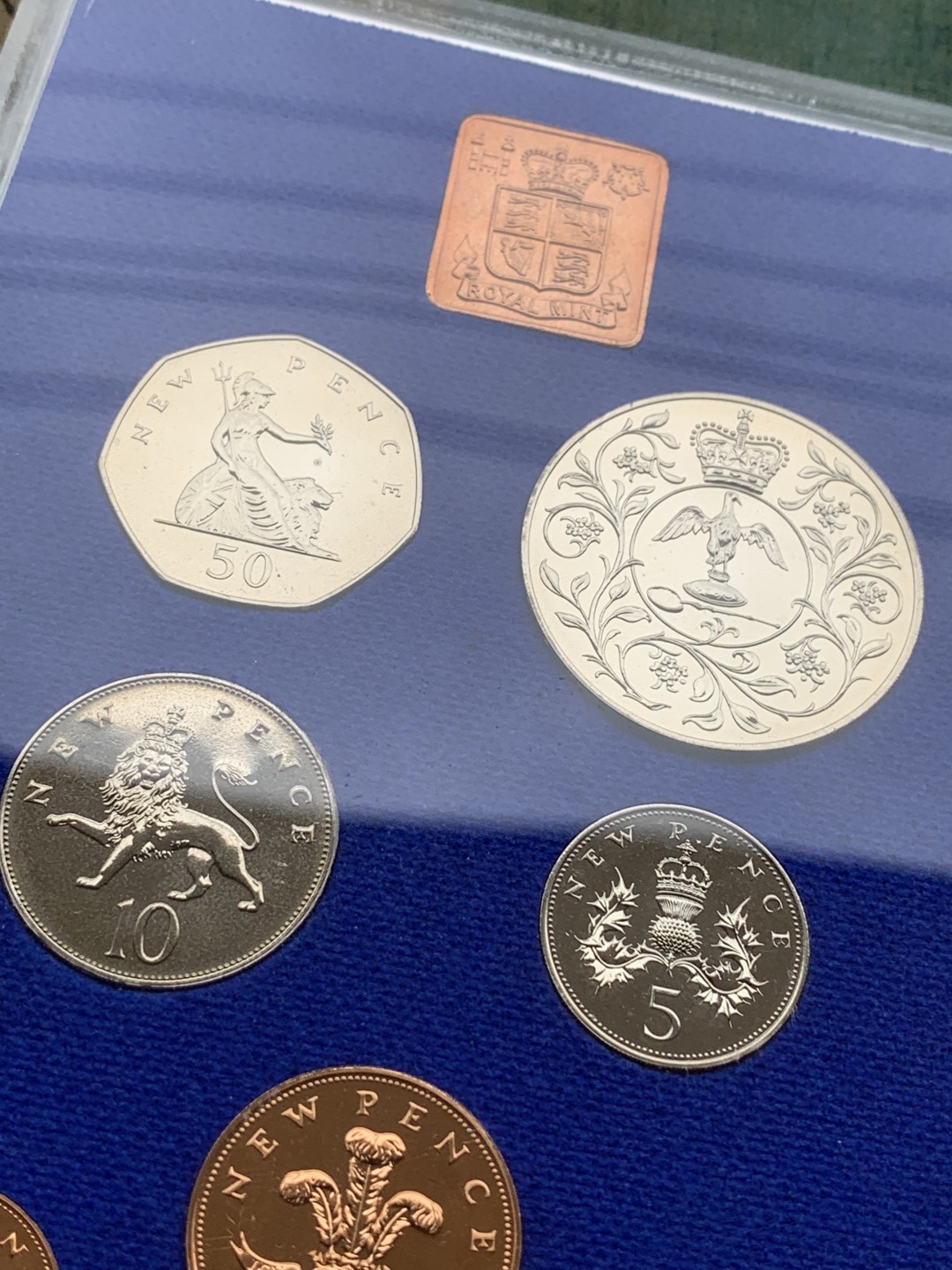 《竞宝斋》第97场-本周四 （满2件或者满200包顺丰） 英国 1977年 七枚套+一枚章 封装精制币 有克朗型大币 完美状态