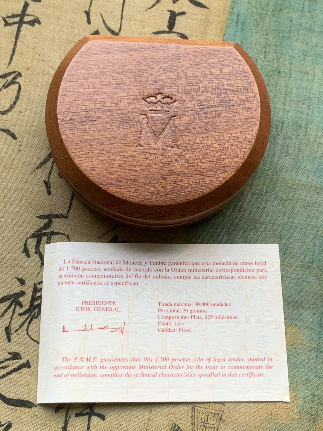 《竞宝斋》第97场-本周四 （满2件或者满200包顺丰） 原盒证书 西班牙2000年 印刷机纪念 1500比塞塔精制银币 八角形 稀少面值