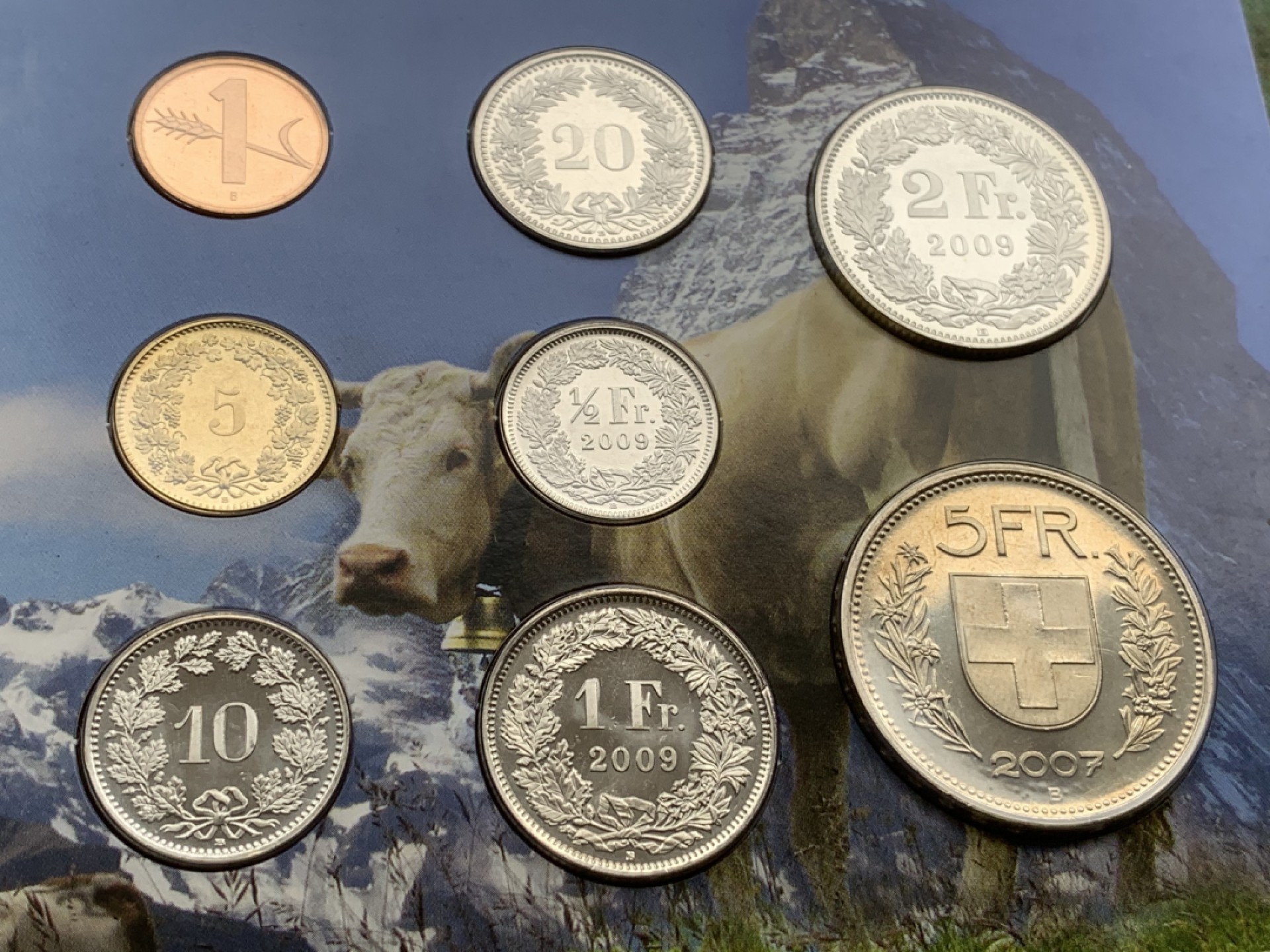 《竞宝斋》第97场-本周四 （满2件或者满200包顺丰） 卡装 瑞士2001年-2009年不同面值 八枚套 感觉是精制币 但是不确定