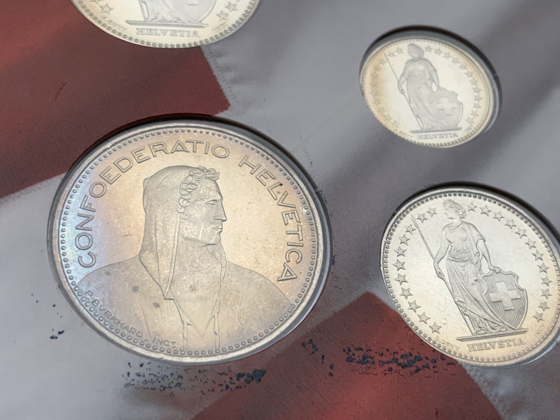 《竞宝斋》第97场-本周四 （满2件或者满200包顺丰） 卡装 瑞士2001年-2009年不同面值 八枚套 感觉是精制币 但是不确定