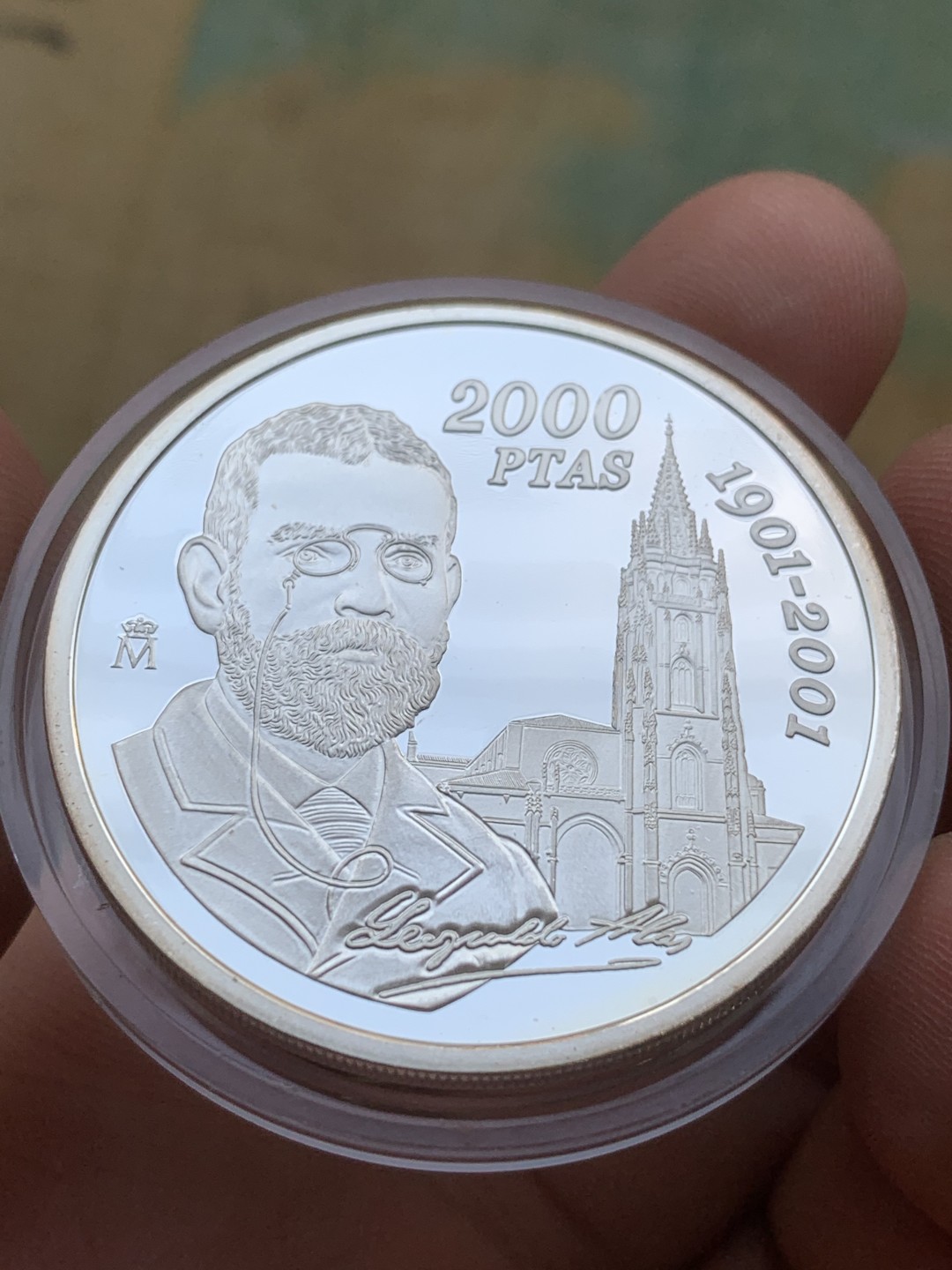 《竞宝斋》第97场-本周四 （满2件或者满200包顺丰） 原盒证书西班牙 2001年 小说家利奥波德阿拉斯百年诞辰纪念 2000比塞塔 精制大银币