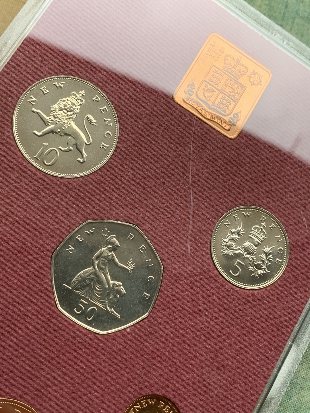 《竞宝斋》第97场-本周四 （满2件或者满200包顺丰） 英国 1979年 六枚套+一枚章 封装精制币 不同面值 完美状态