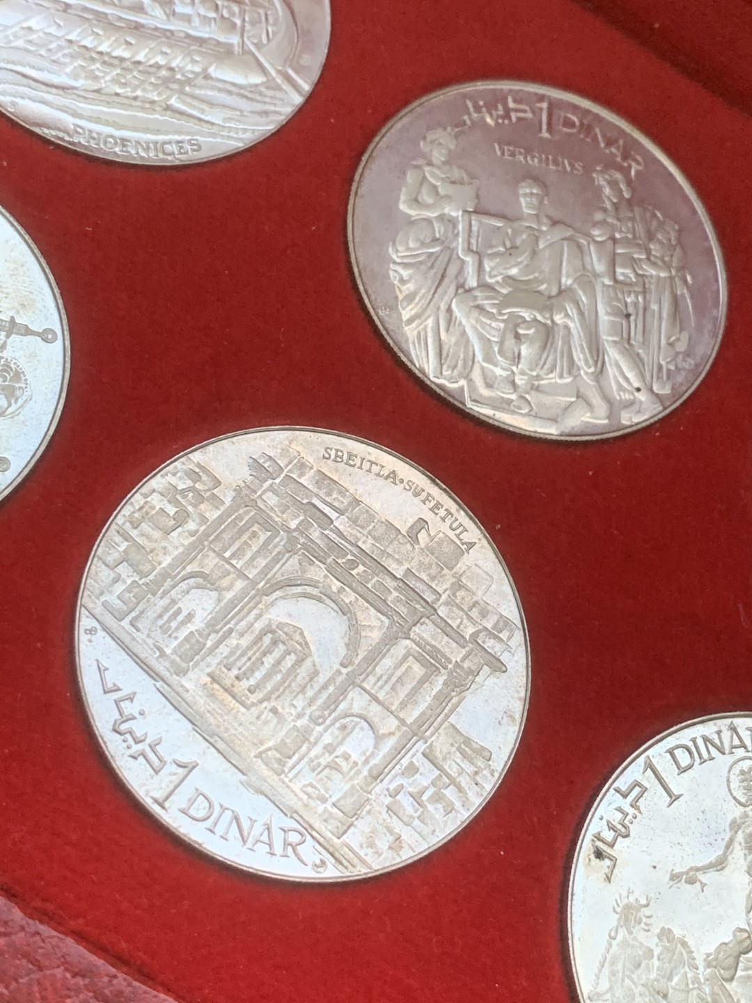 《竞宝斋》第97场-本周四 （满2件或者满200包顺丰） 大红盒 突尼斯1969年10枚1第纳尔精制大银币套装 疯涨的品种