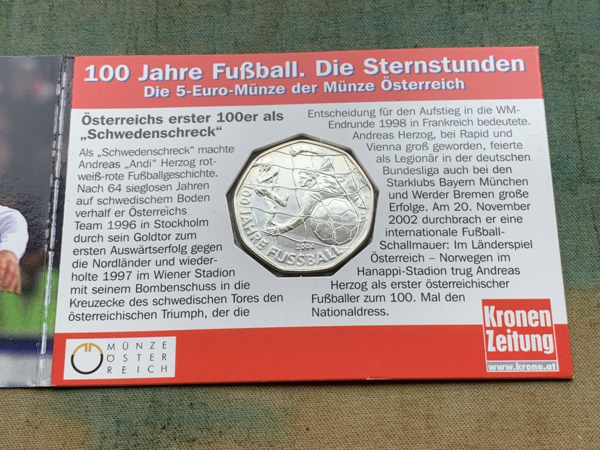 《竞宝斋》第97场-本周四 （满2件或者满200包顺丰） 卡装奥地利2004年 5欧元足球百年纪念 银币