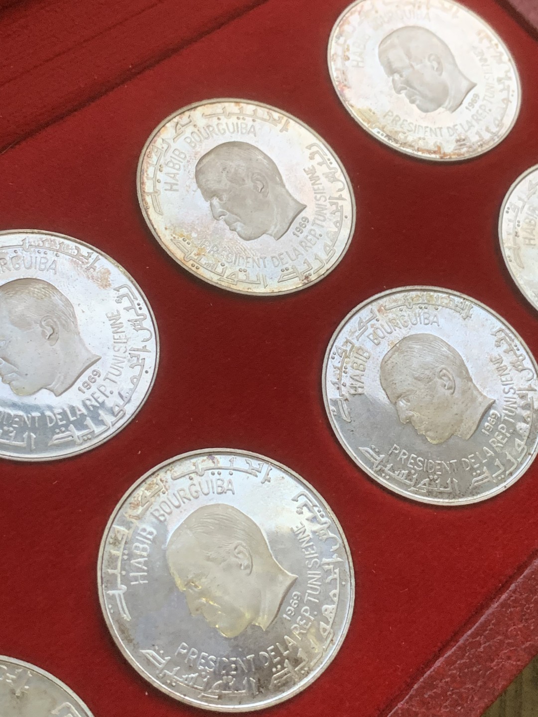 《竞宝斋》第97场-本周四 （满2件或者满200包顺丰） 大红盒 突尼斯1969年10枚1第纳尔精制大银币套装 疯涨的品种