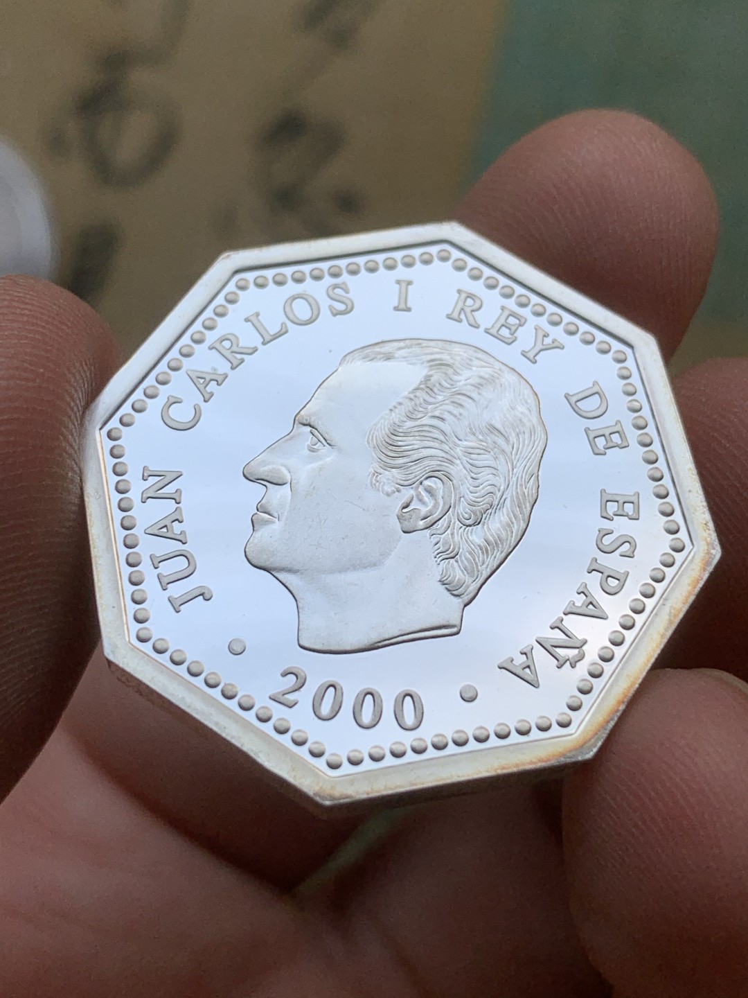 《竞宝斋》第97场-本周四 （满2件或者满200包顺丰） 原盒证书 西班牙 2000年 和平鸽 1500比塞塔精制银币 八角形 稀少