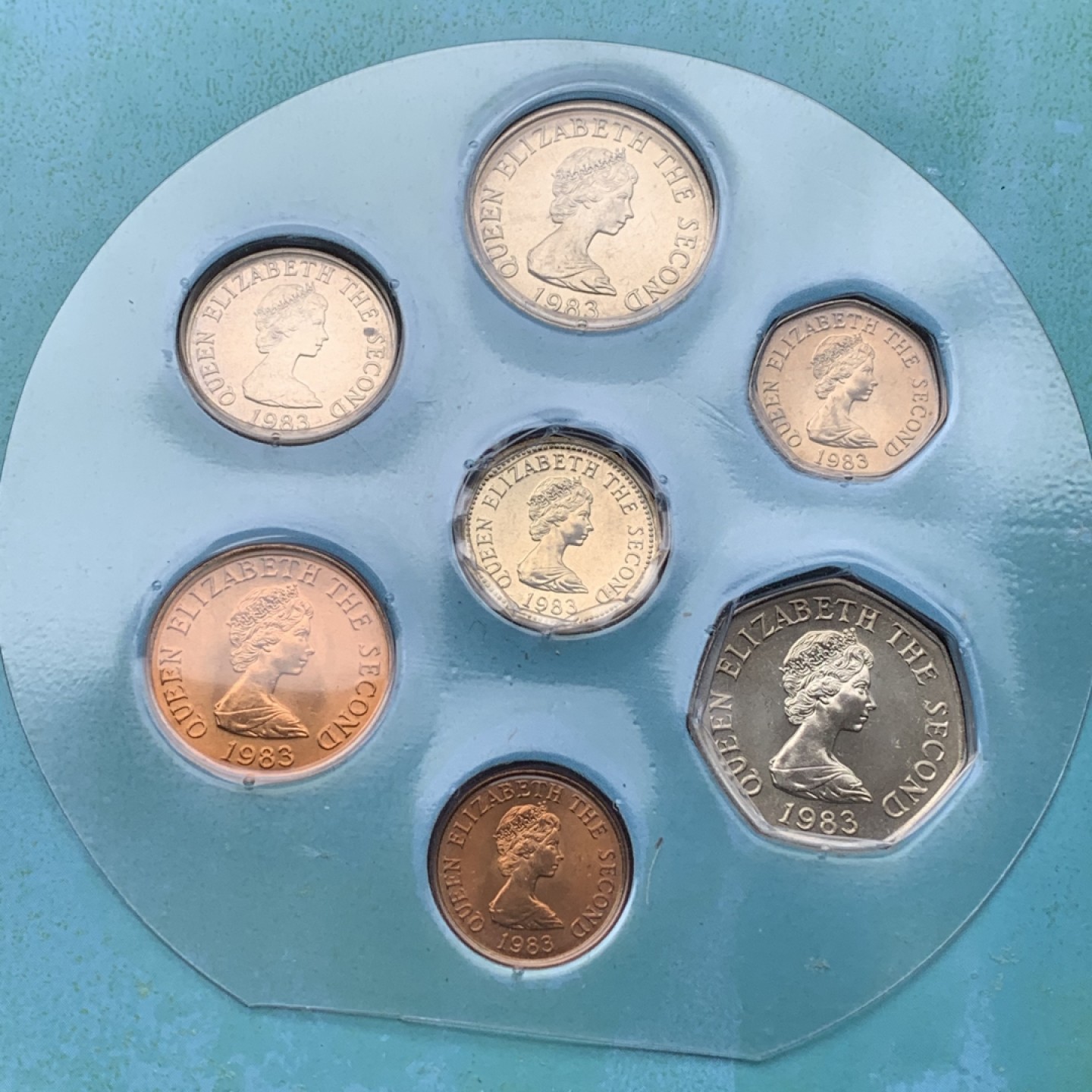 《竞宝斋》第97场-本周四 （满2件或者满200包顺丰） 英属杰西岛 1983年 七枚不同面值 最大的是一镑 封装套币