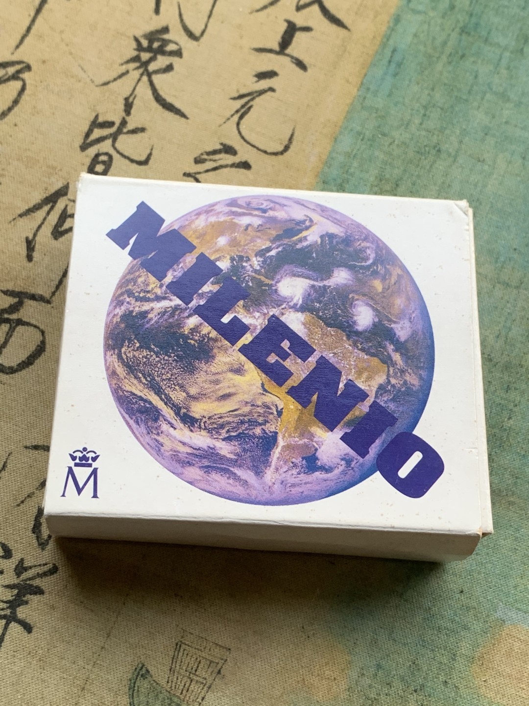 《竞宝斋》第97场-本周四 （满2件或者满200包顺丰） 原盒证书 西班牙1999年 千禧年纪念 1500比塞塔精制银币 八角形 稀少品种